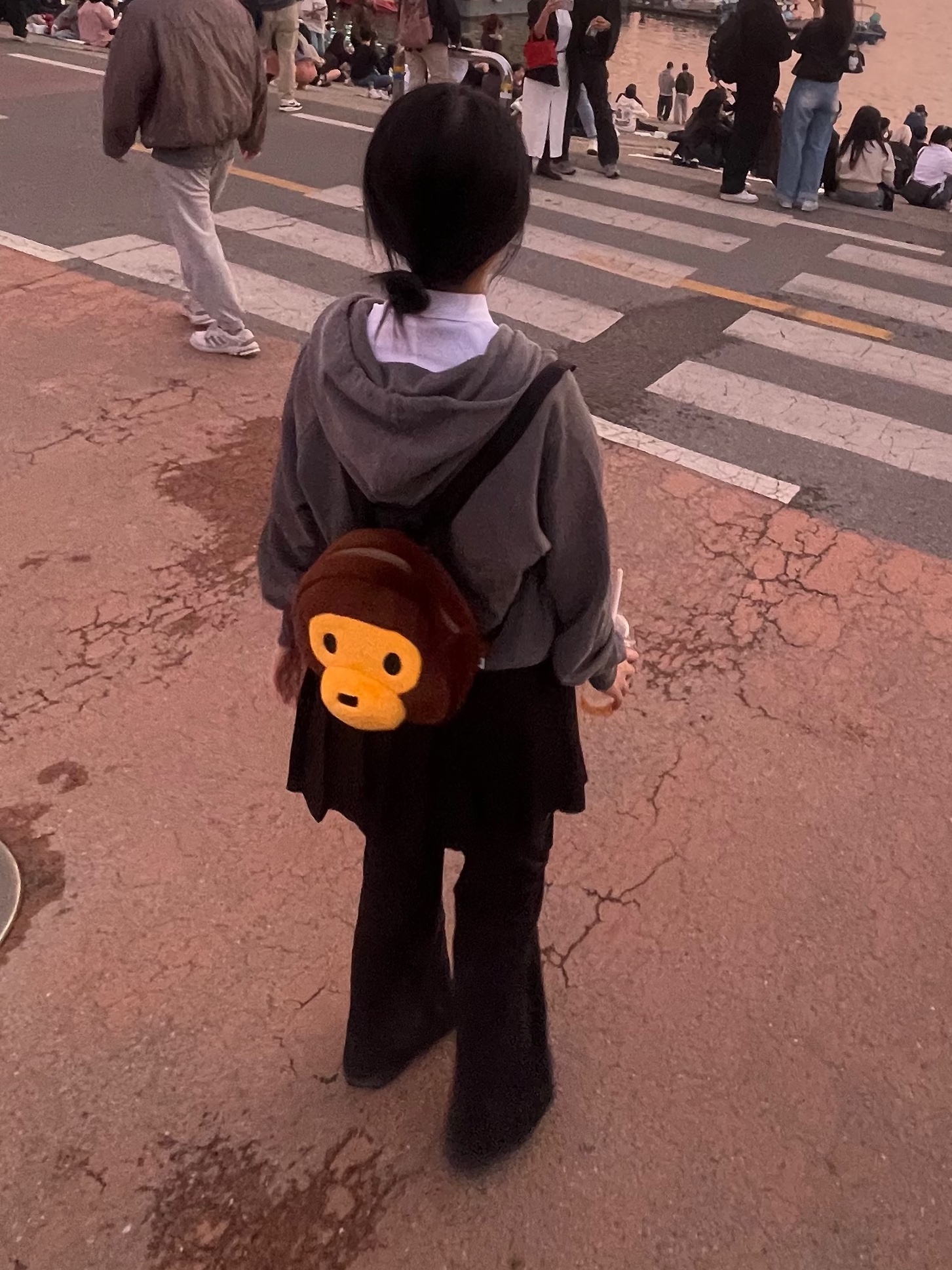 BAPE Baby Milo Plush Backpack Brown 착용 스타일 - 2
