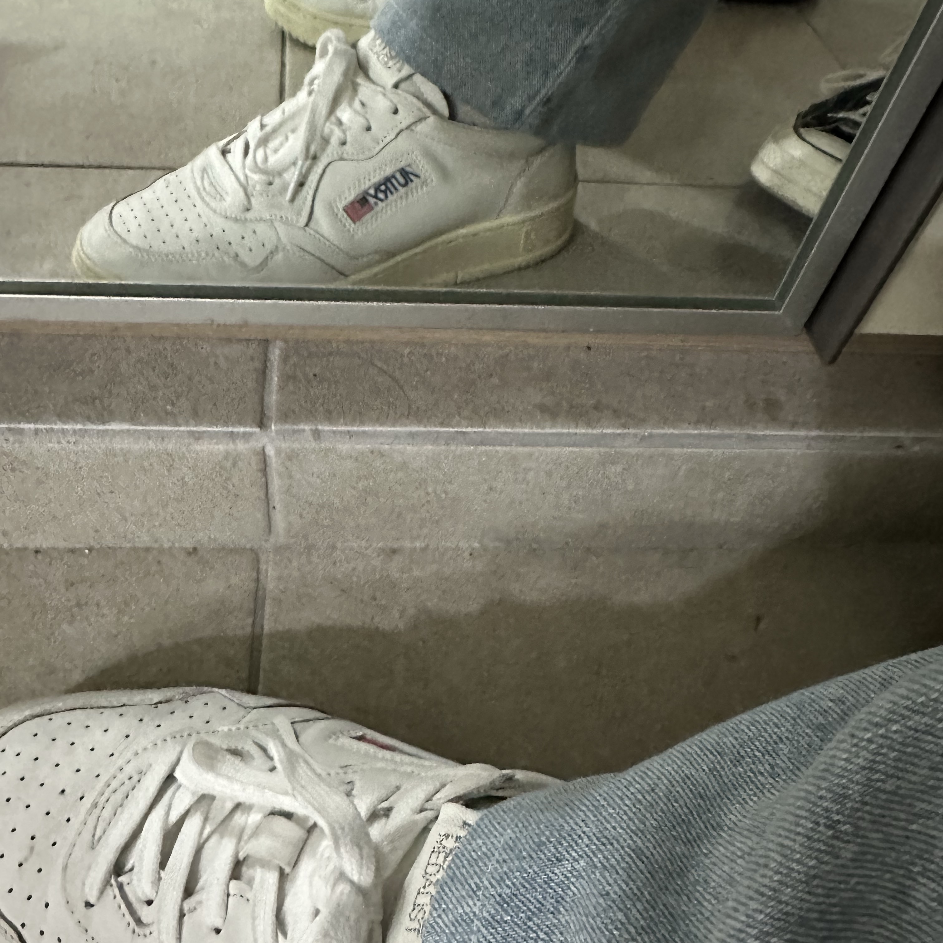 Autry Medalist Low Goatskin Sneakers White 착용 스타일 - 1