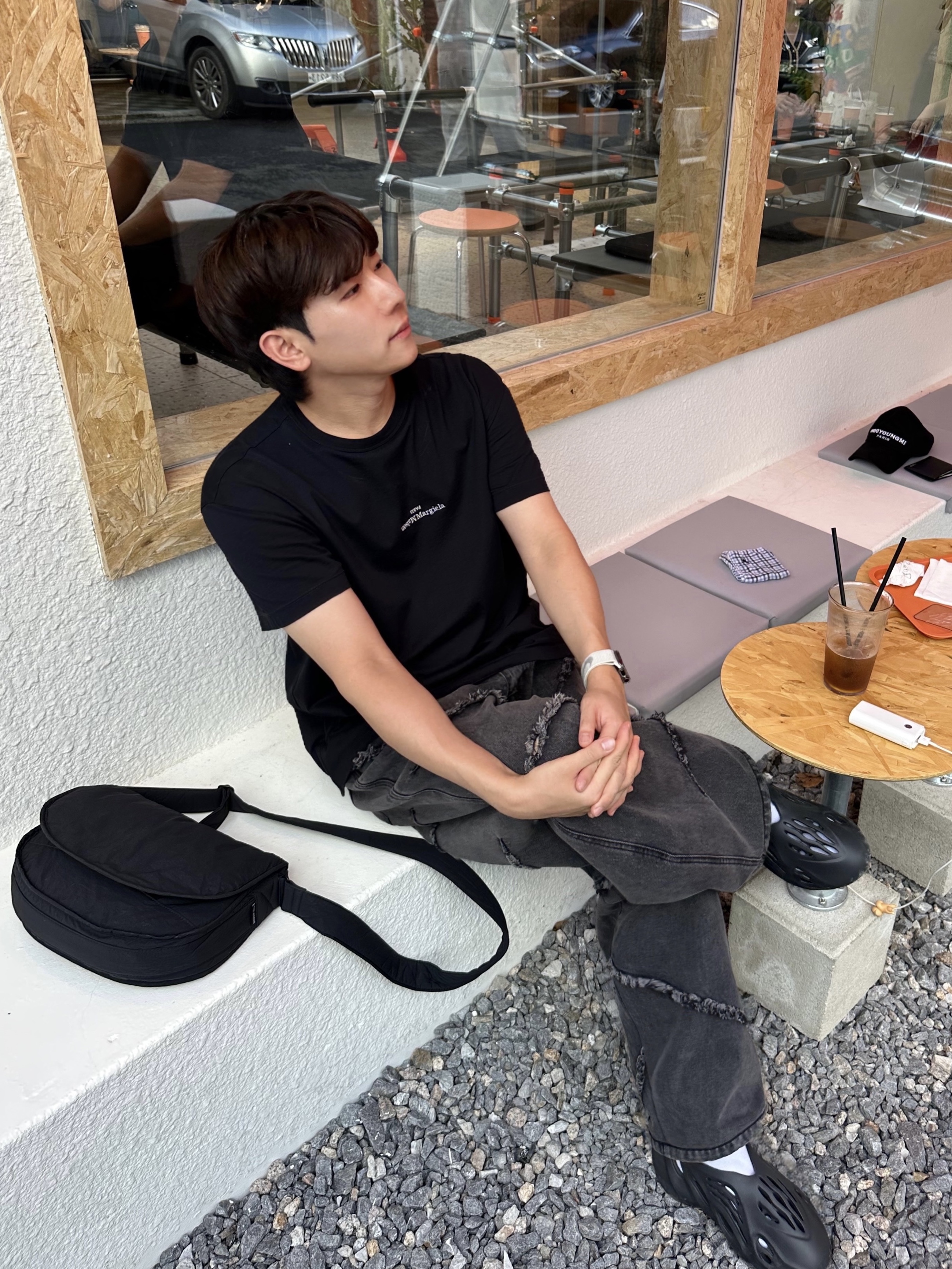 Wooyoungmi Embroidered Ball Cap Black, Maison Margiela Distorted Logo T-Shirt Black 착용 스타일 - 2