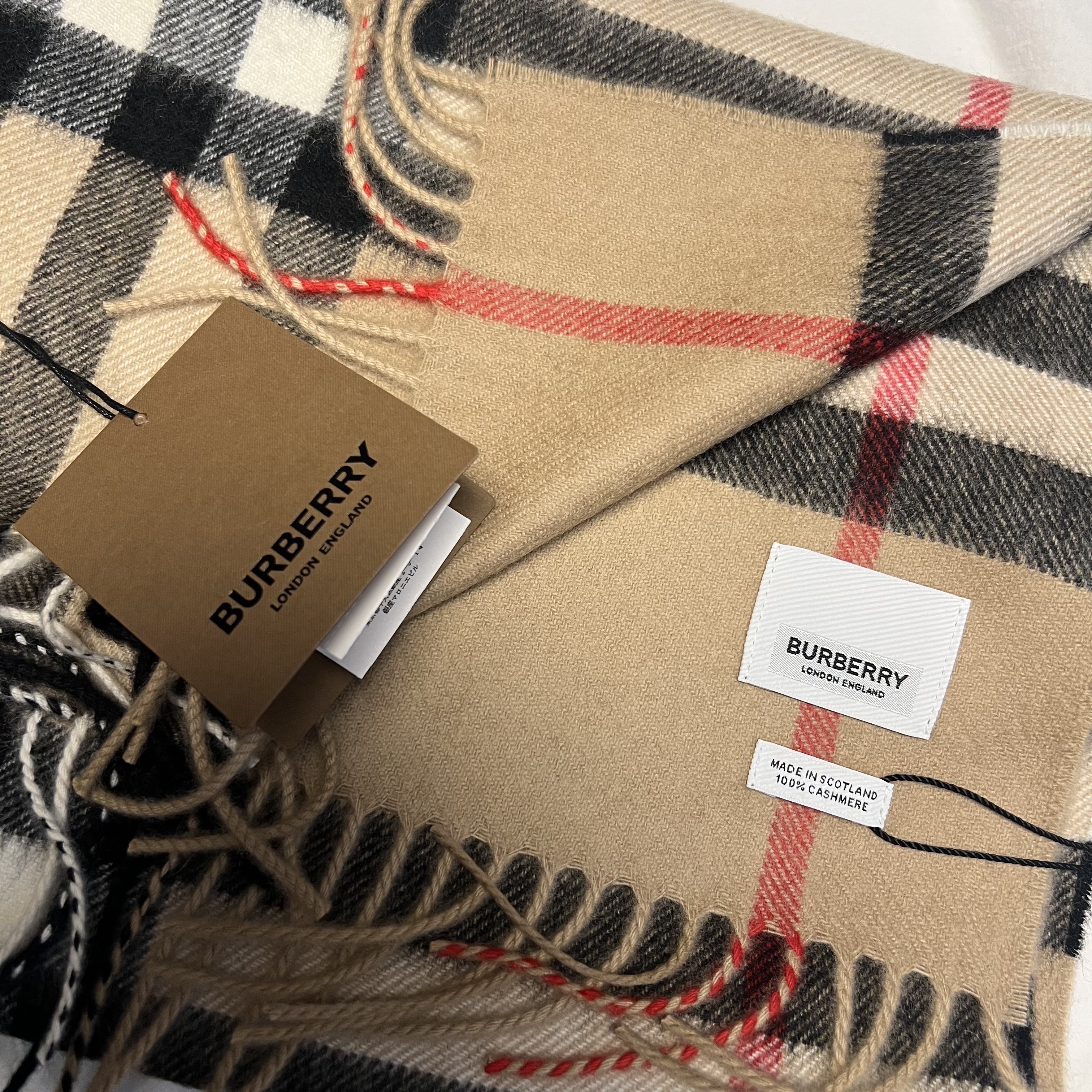 Burberry Classic Check Cashmere Muffler Archive Beige 착용 스타일
