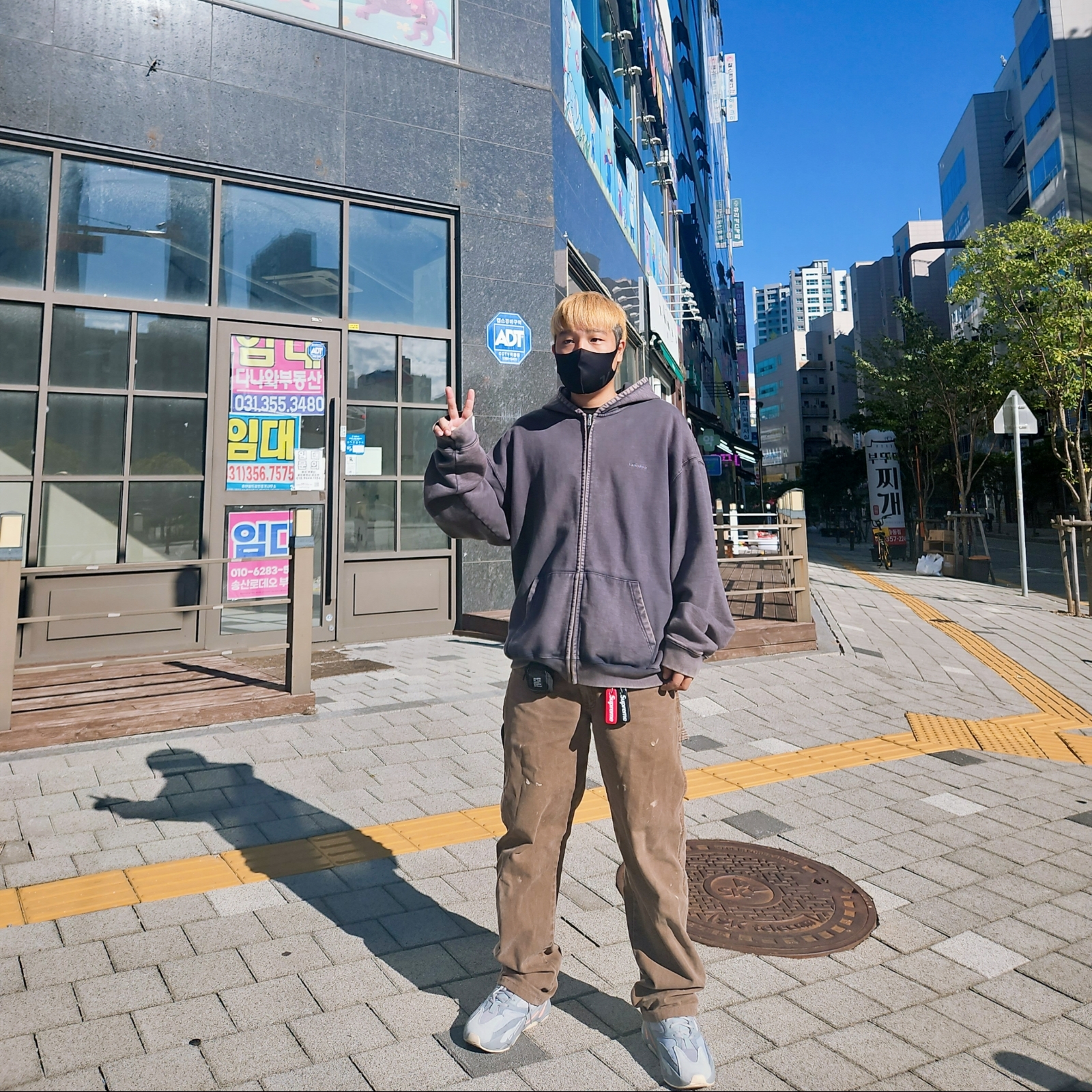 Farfromwhat Far Washed Small Logo Hoodie Zip-Up Navy, Adidas Yeezy Boost 700 Inertia 착용 스타일 - 2