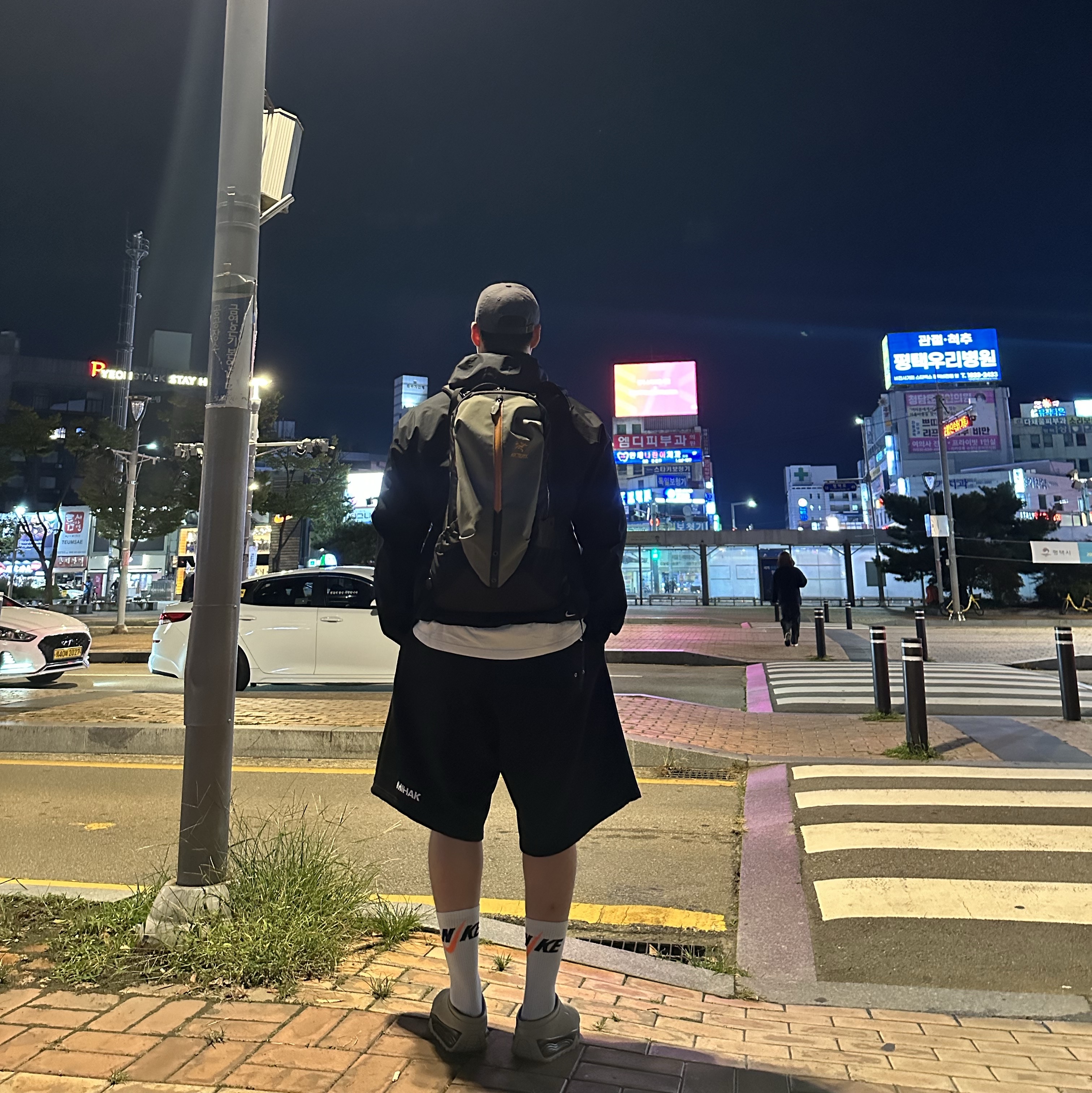 Oakley Remix Dad Hat Blackout, Nike ACG Rufus Limestone and Black 착용 스타일 - 2
