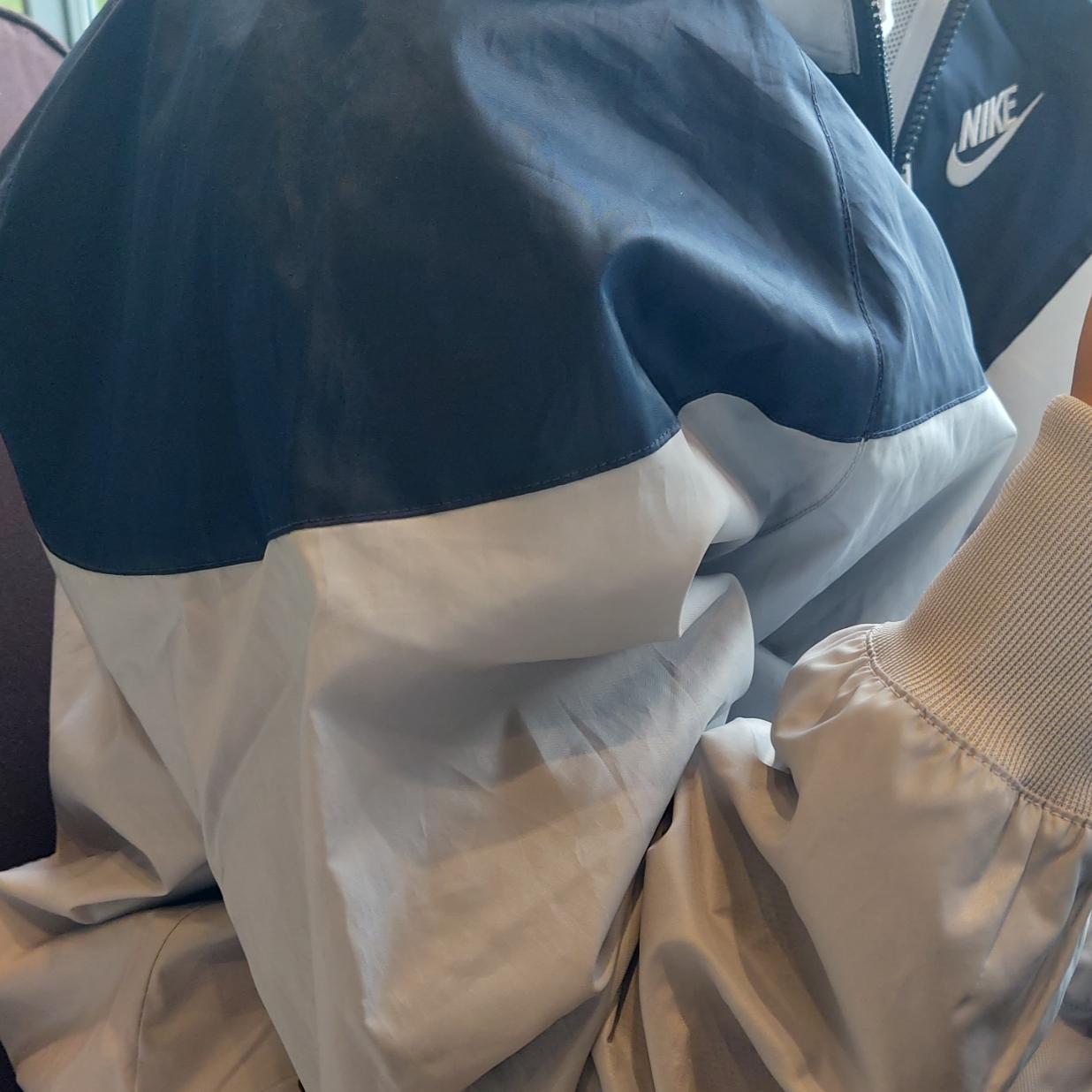 Nike NSW Windrunner Hooded Jacket Smok Grey Obsidian - US/EU 착용 스타일