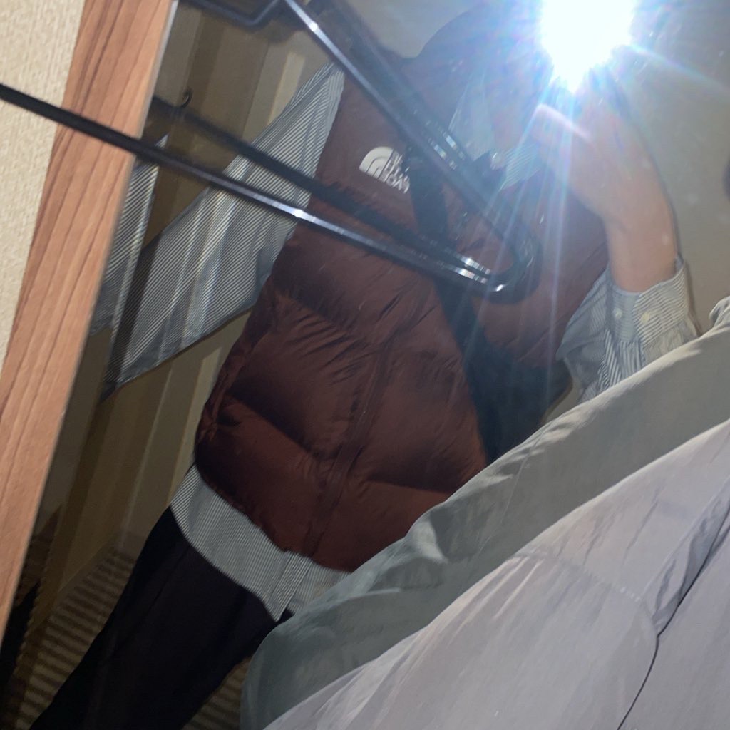 The North Face 1996 Retro Nuptse Vest Dark Oak 착용 스타일 - 5