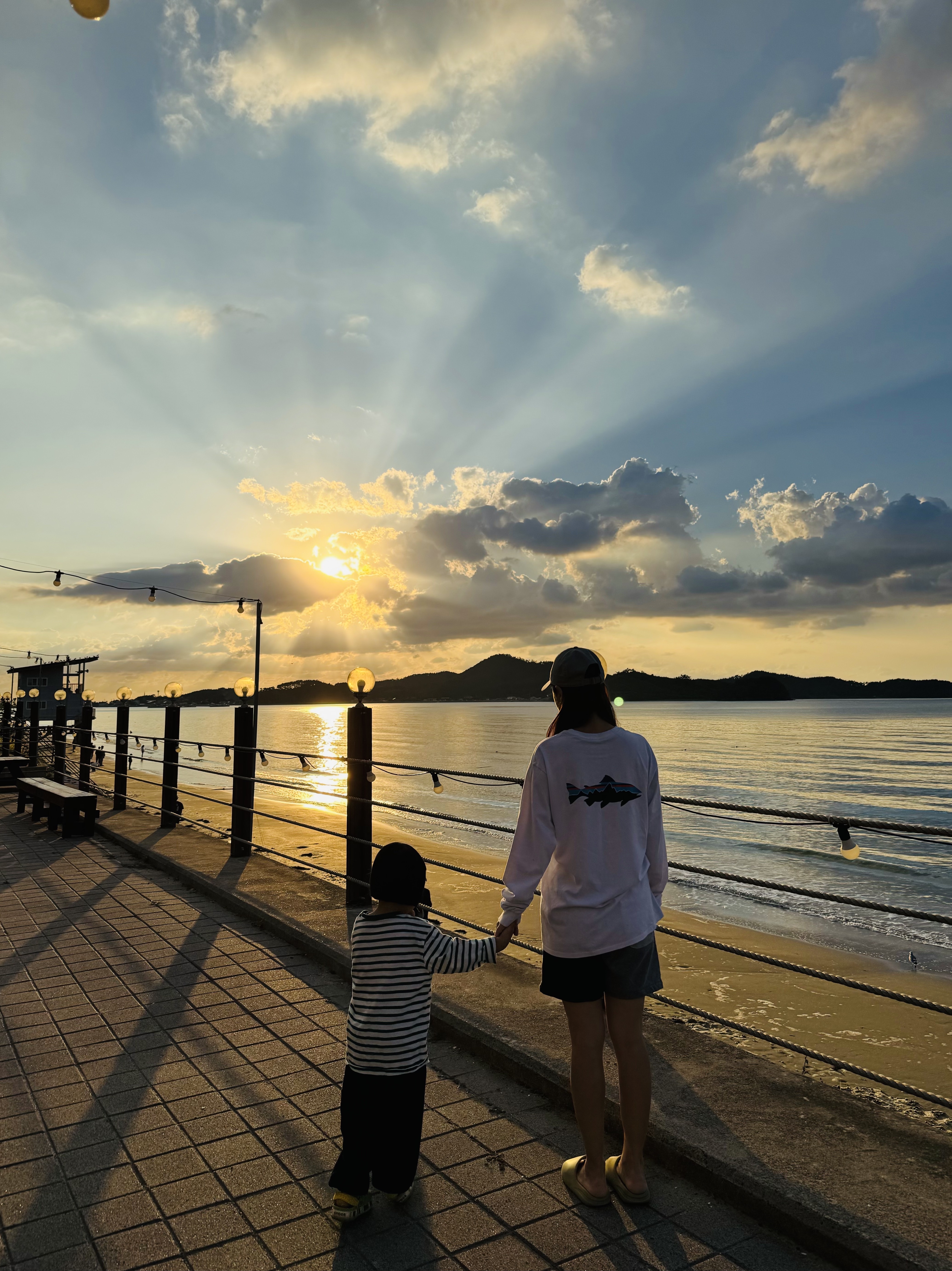 (Kids) Uniqlo UT x Kaws x Warhol Sweatpants B Black, IAB Studio x Niniz Shorts 착용 스타일 - 4