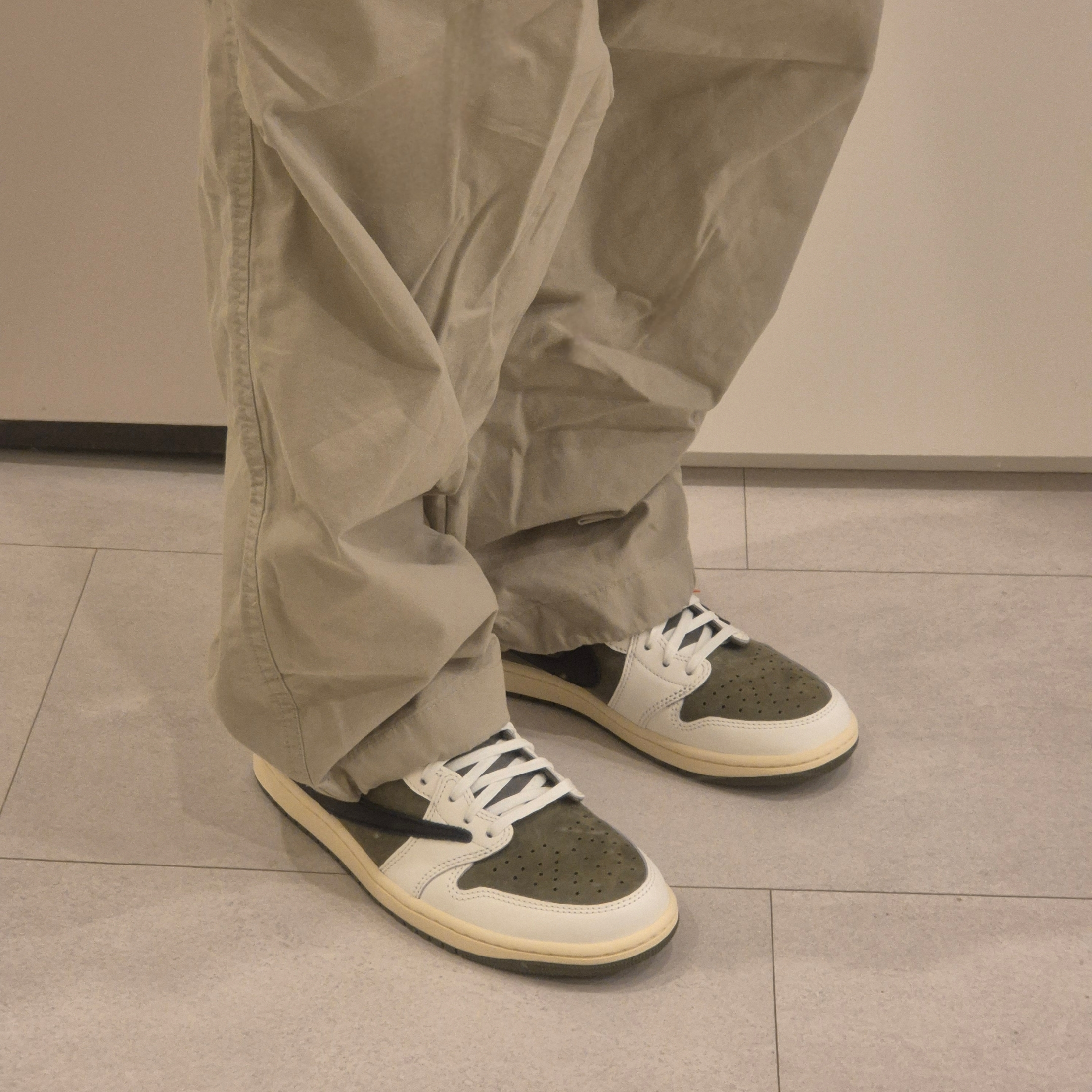 Jordan 1 x Travis Scott Retro Low OG SP Reverse Olive 착용 스타일