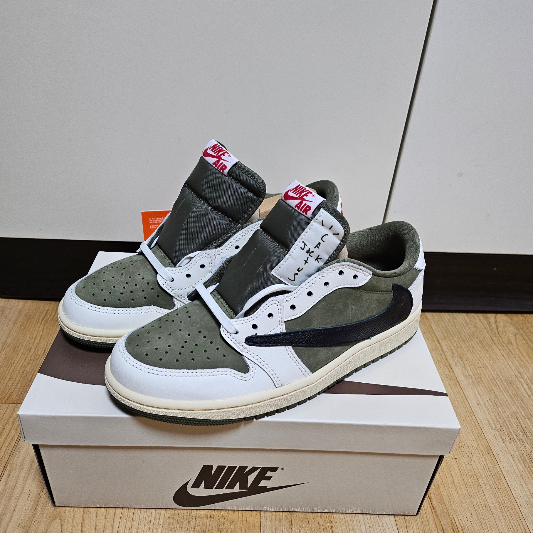 Jordan 1 x Travis Scott Retro Low OG SP Reverse Olive 착용 스타일