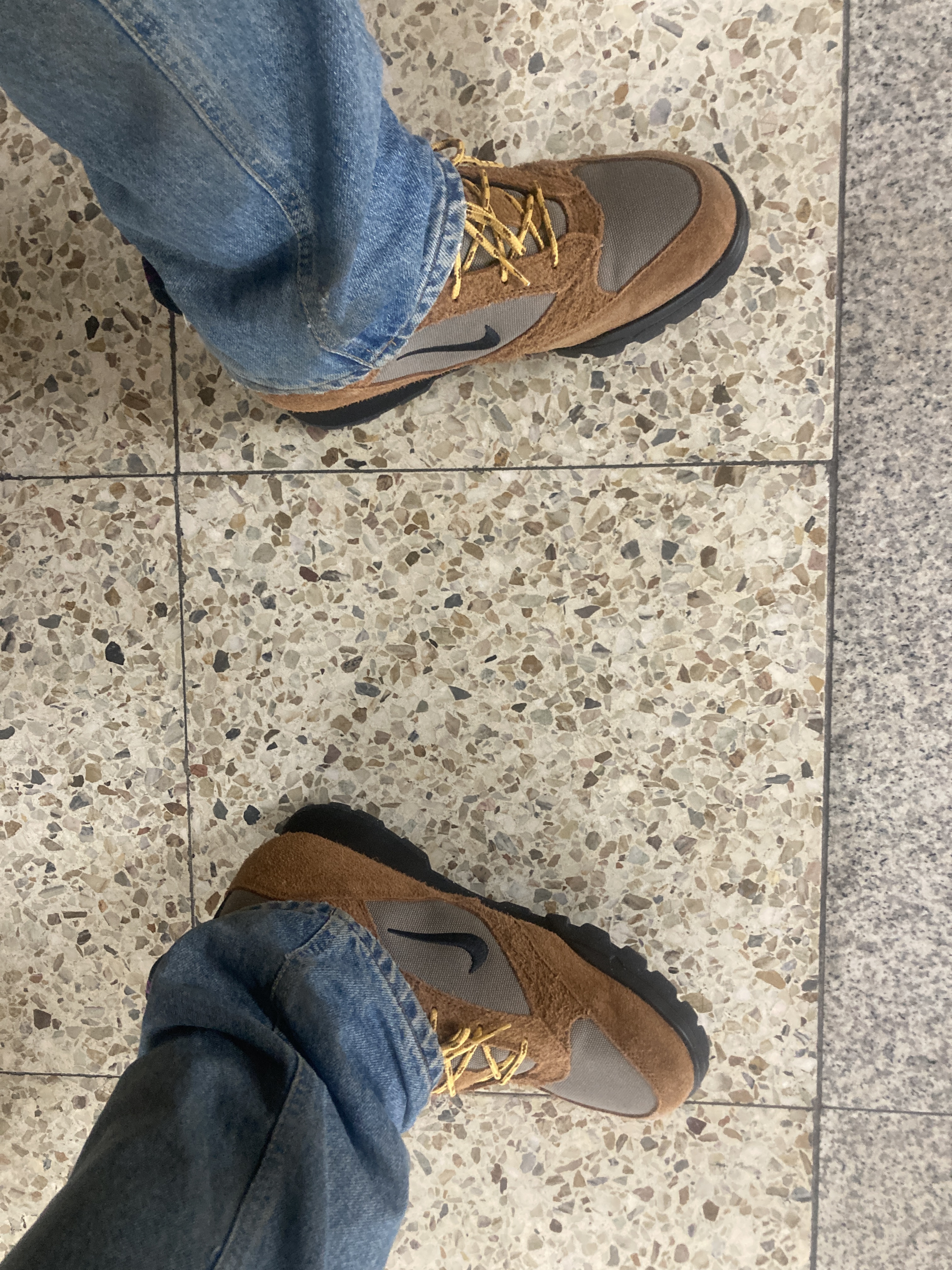 Nike ACG Torre Mid Waterproof Pecan and Olive Grey 착용 스타일