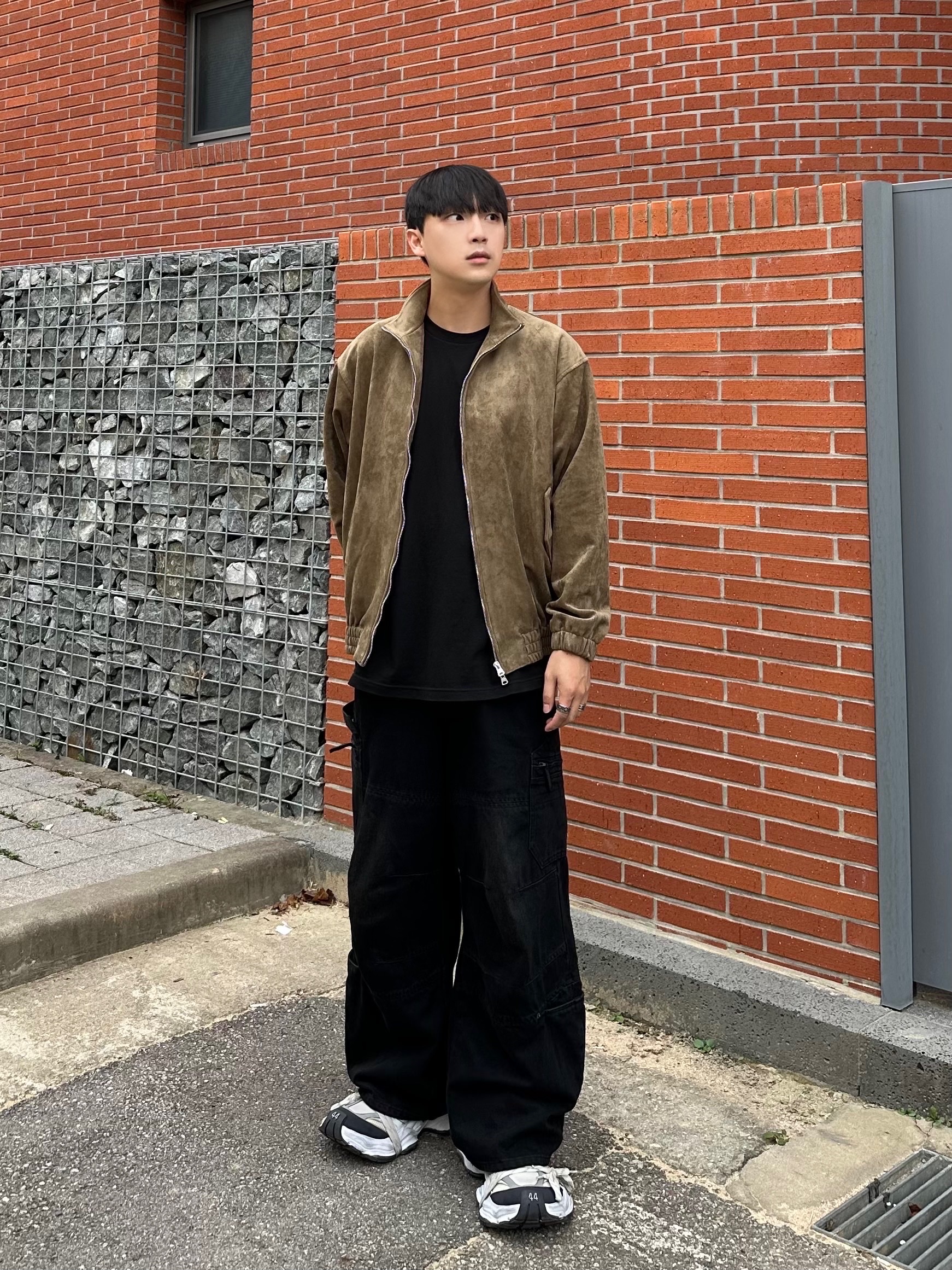 Balenciaga Cargo Sneakers White Grey 착용 스타일 - 2