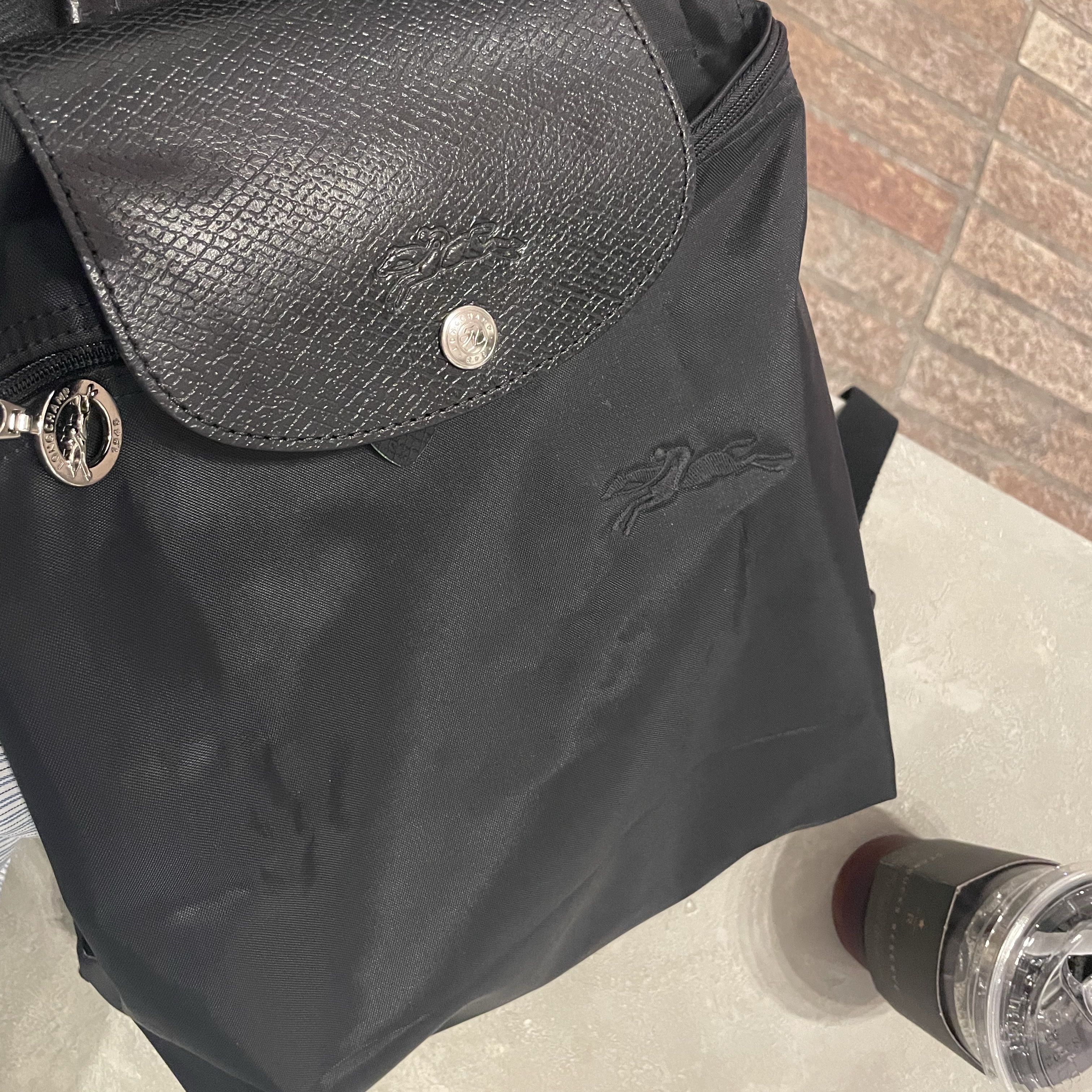 Longchamp Le Pliage Green M Backpack Black 착용 스타일