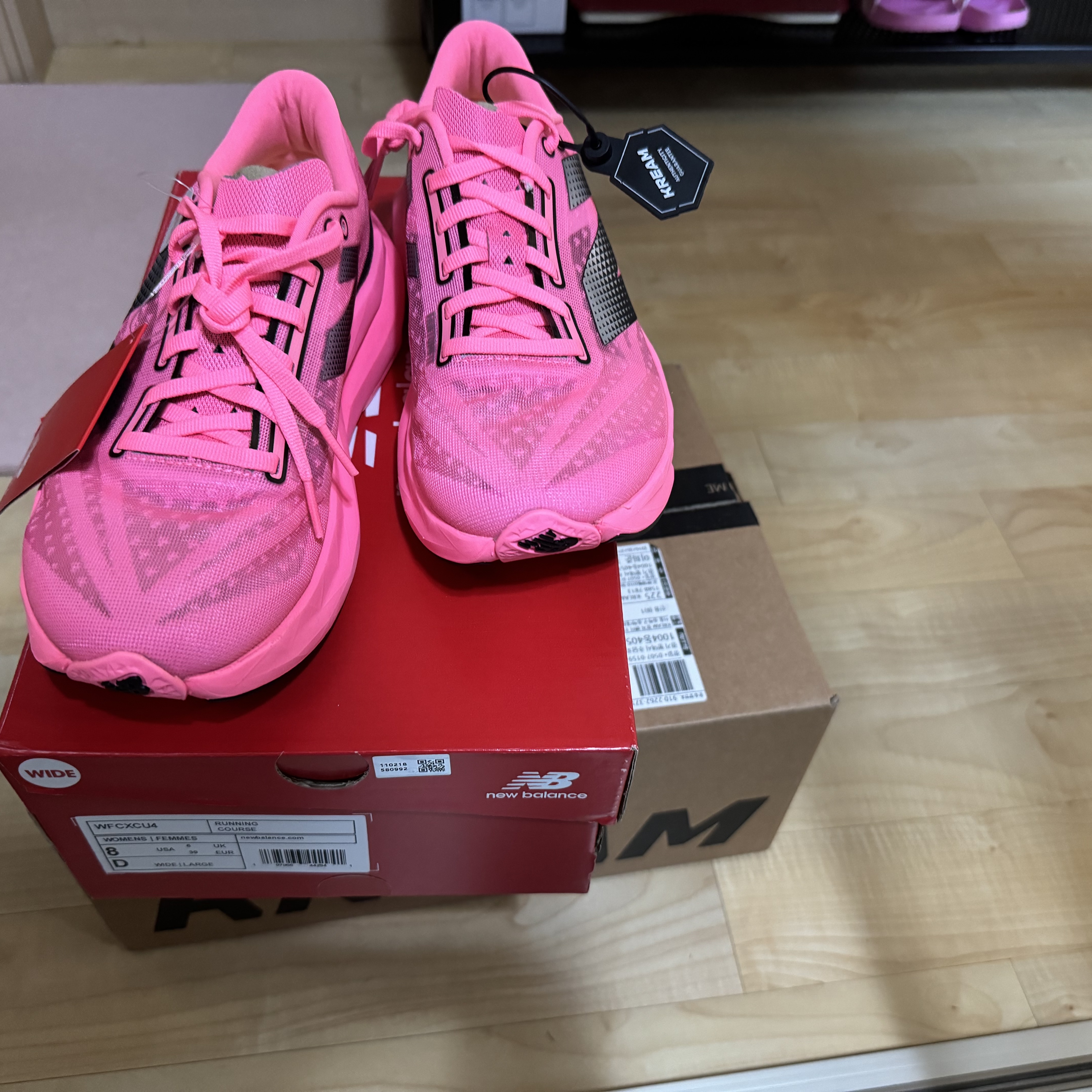 (W) New Balance FuelCell Rebel v4 Ultra Pink Black - D Wide 착용 스타일 - 2