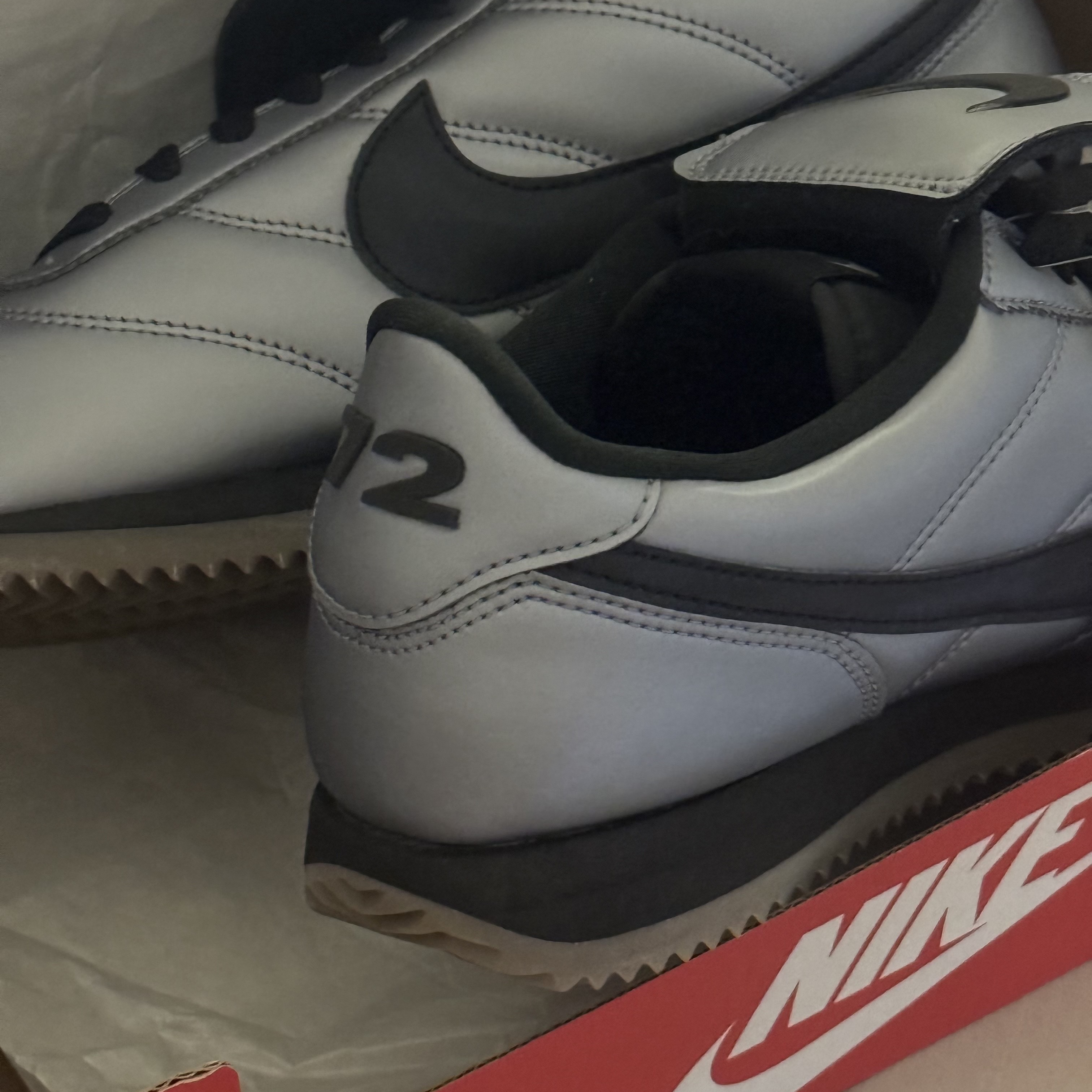 Nike Cortez Leather SE Metallic Cool Grey Black 착용 스타일 - 2