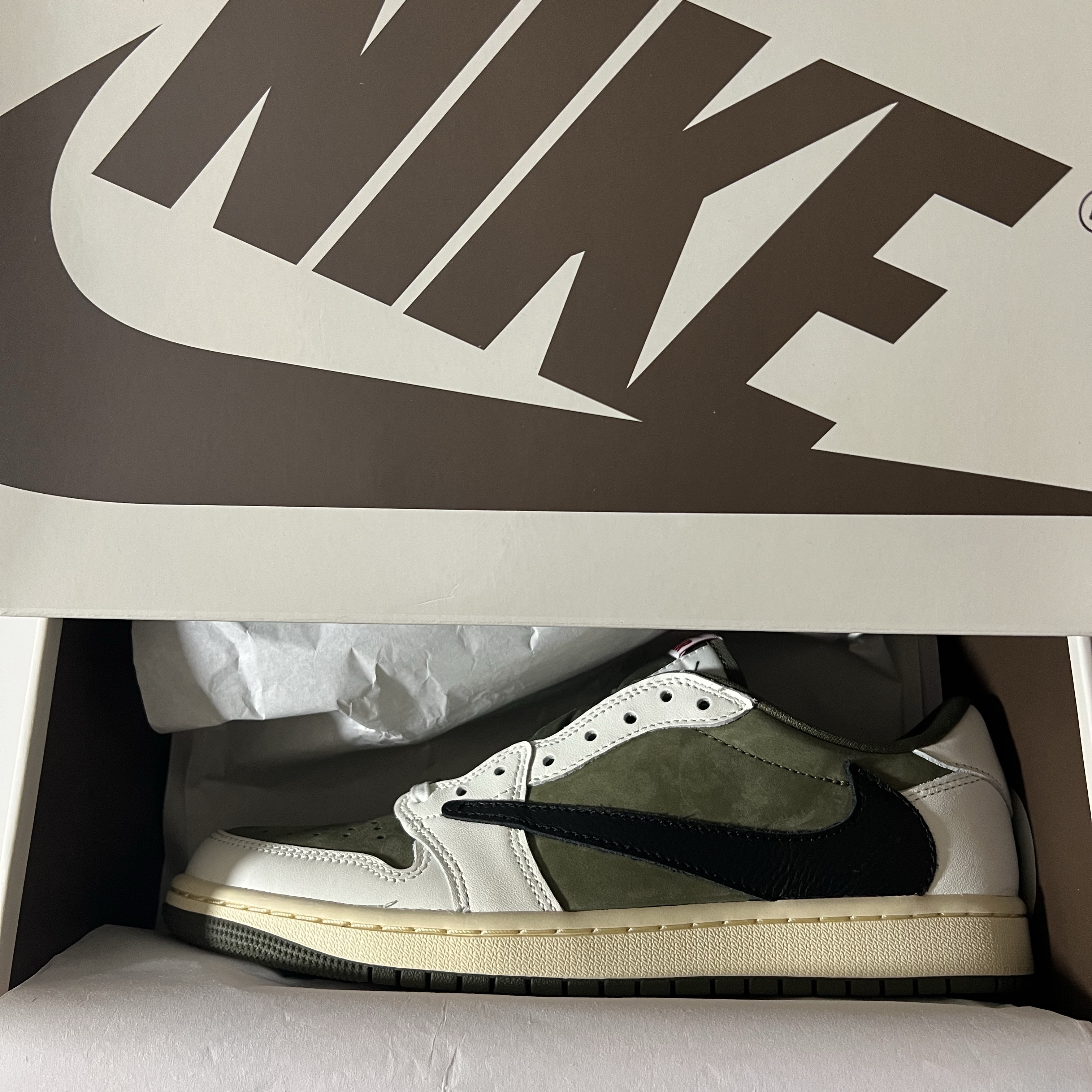 Jordan 1 x Travis Scott Retro Low OG SP Reverse Olive 착용 스타일 - 1
