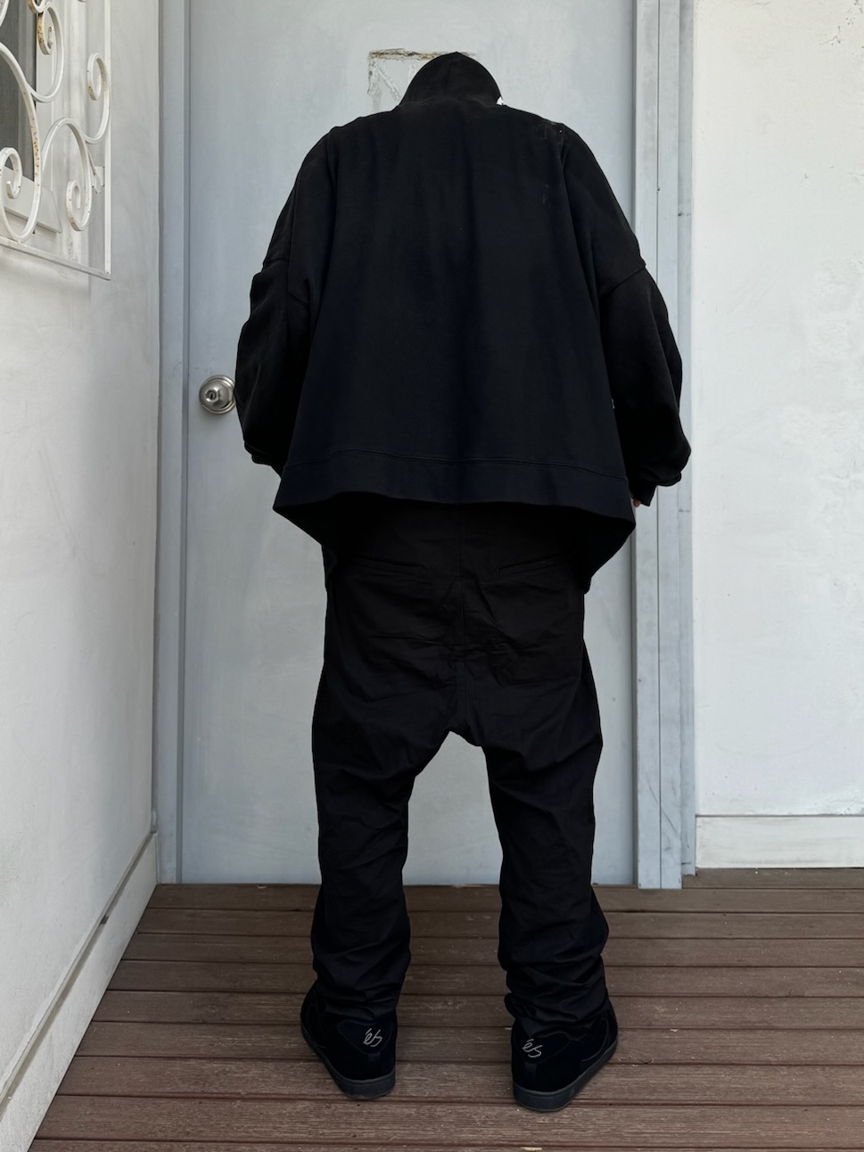 Ecrzn Curved Baggy Pants Black 착용 스타일 - 1