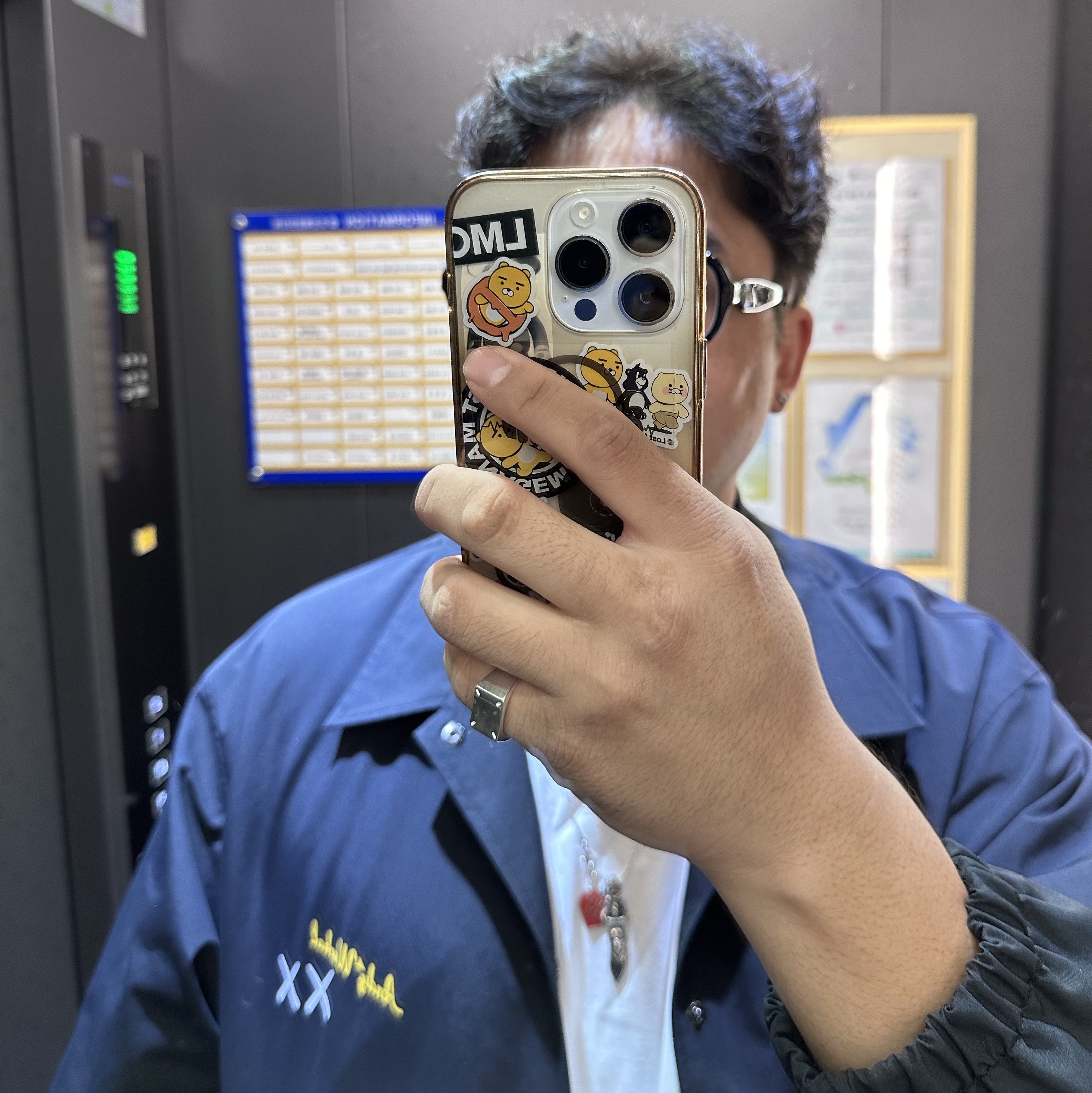 Uniqlo UT x Kaws x Warhol Coach Jacket Black, Gentle Monster x Maison Margiela MM114 Black Clear 착용 스타일 - 2