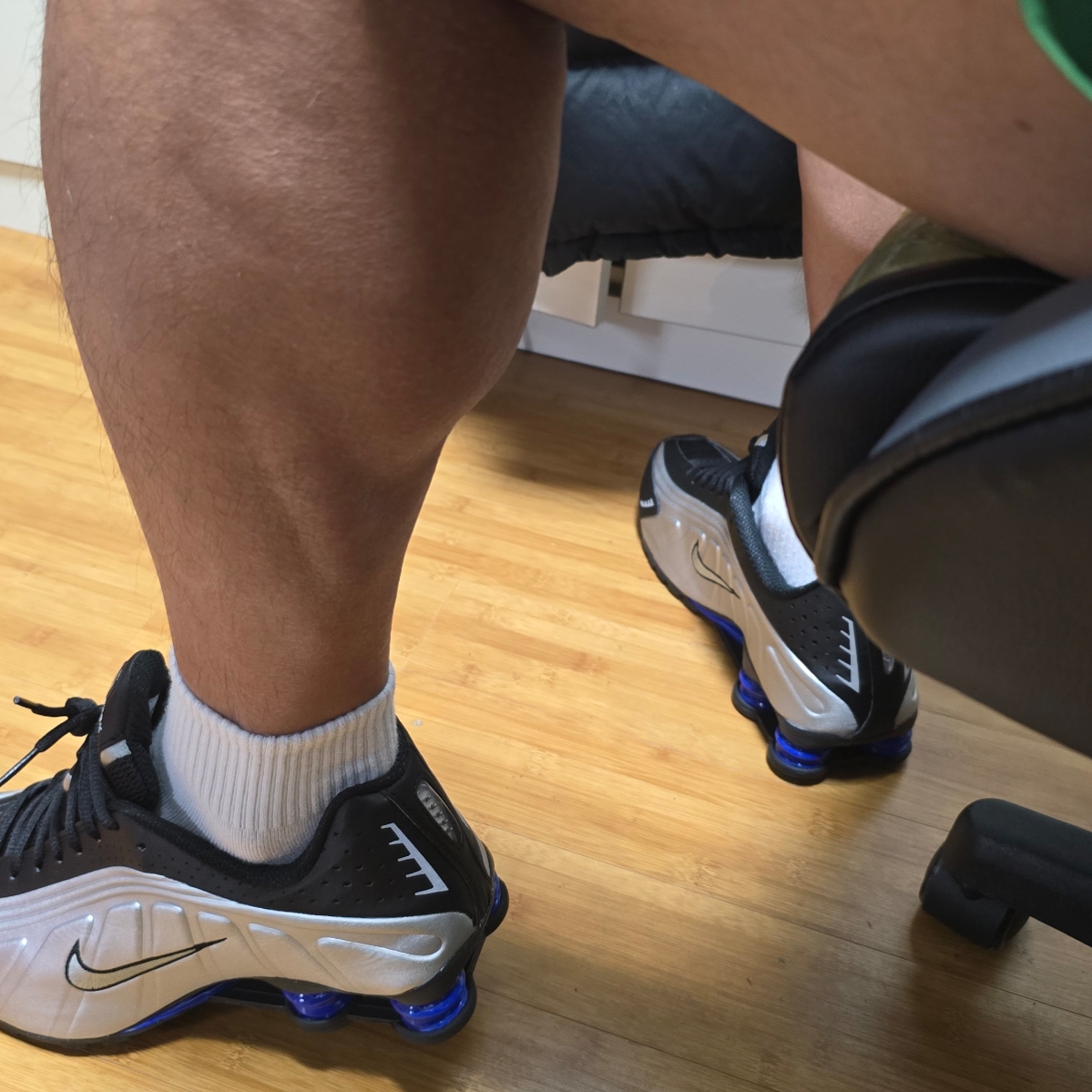(W) Nike Shox R4 Metallic Silver and Black 착용 스타일 - 2