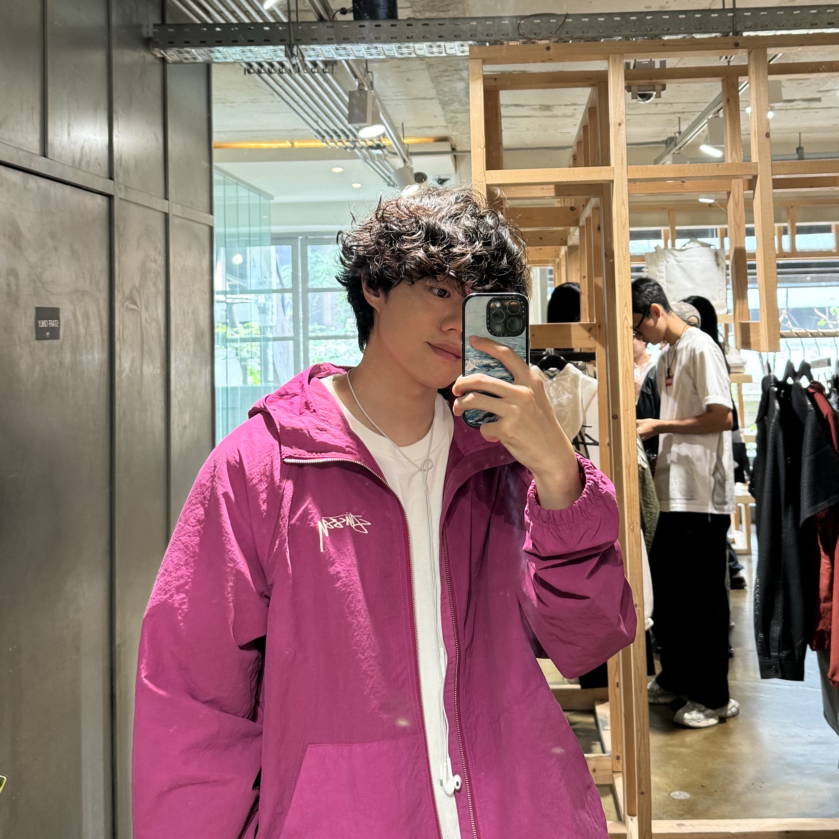 Stussy Wave Dye Beach Shell Jacket Berry 착용 스타일 - 2