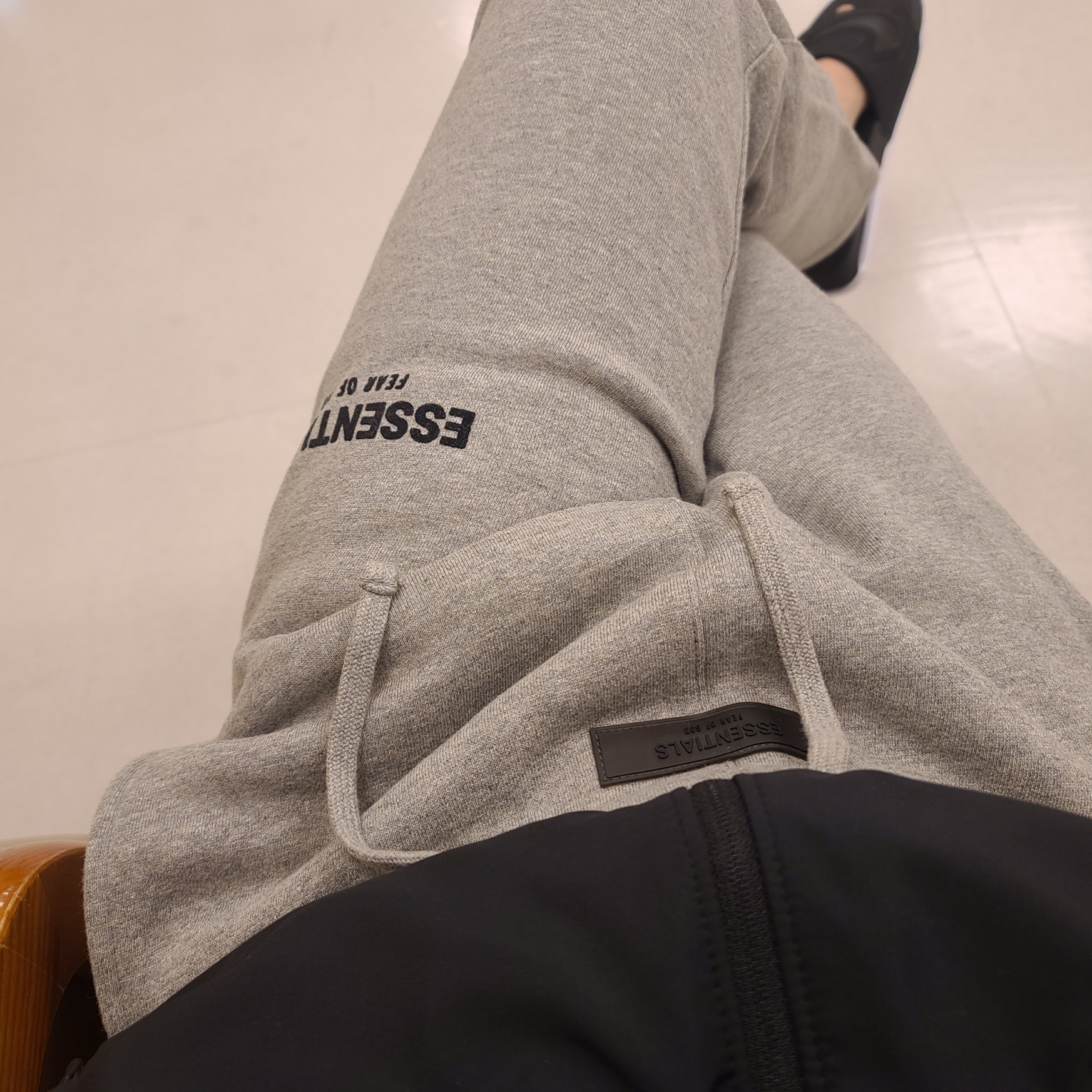 Essentials The Core Collection Relaxed Sweatpants Dark Oatmeal 착용 스타일