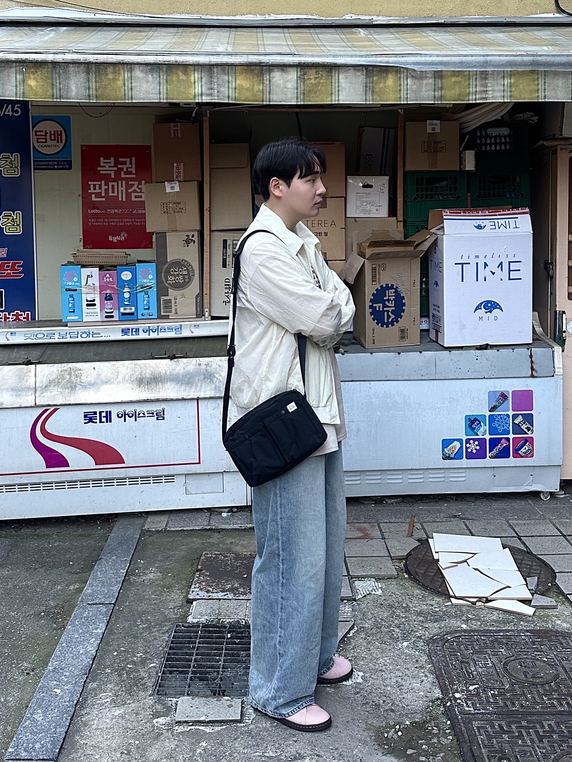 The Museum Visitor 2023 - 2024 Art Love Curved Zipper Windbreaker Ivory, Adidas x Brain Dead Stan Smith Vapour Pink Core Black 착용 스타일 - 2