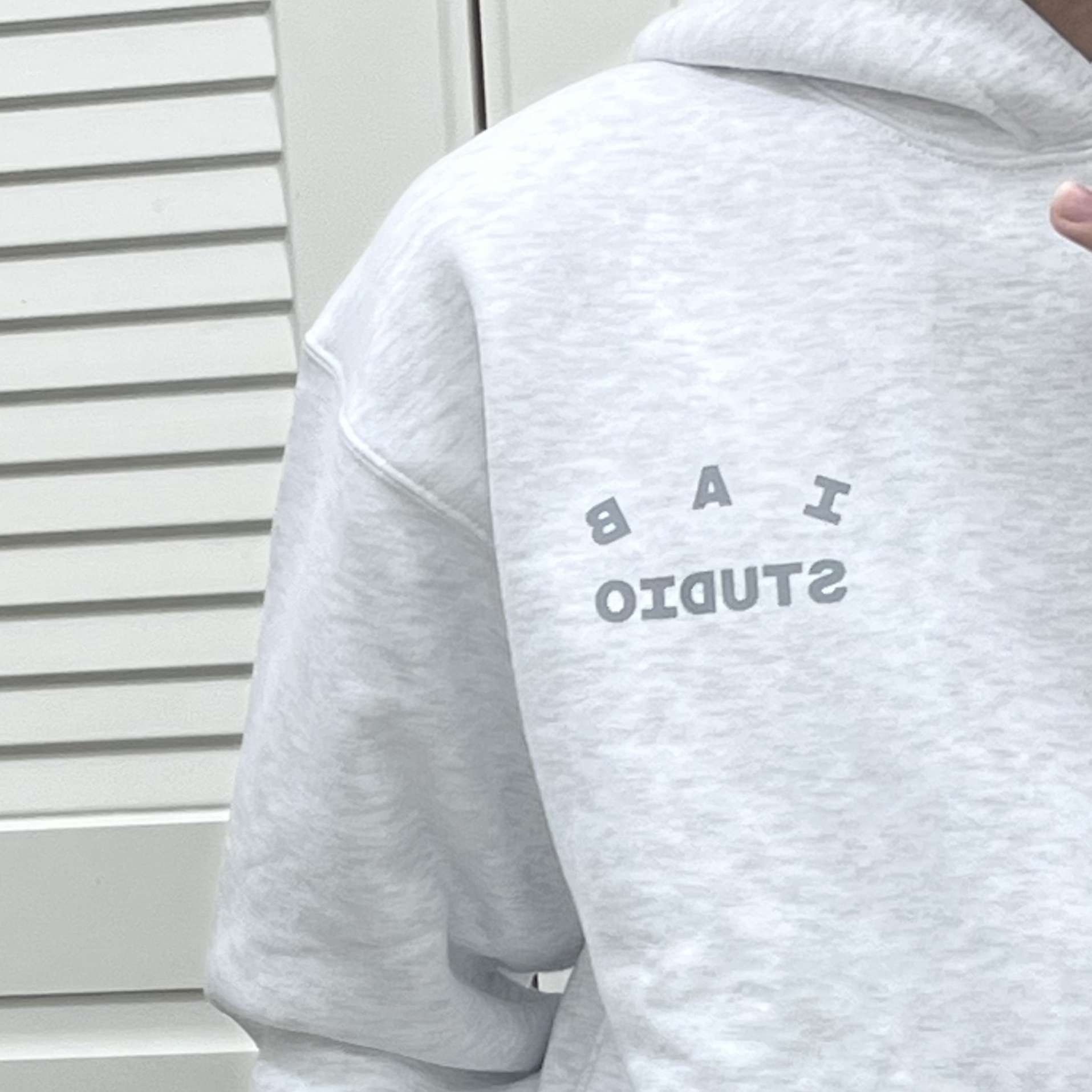 IAB Studio Hoodie Light Gray 착용 스타일 - 2