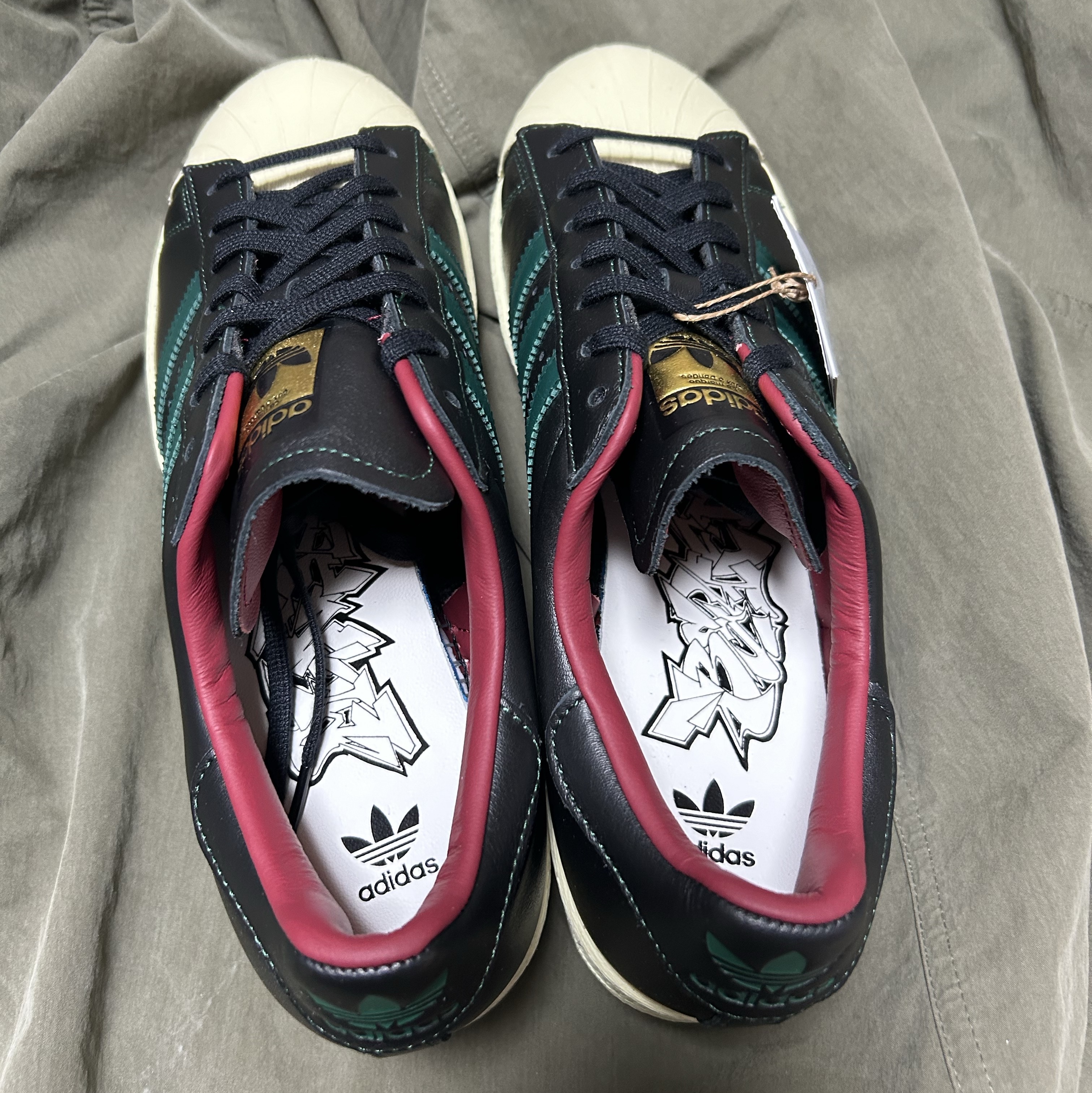 Adidas Superstar 82 Core Black Dark Green 착용 스타일