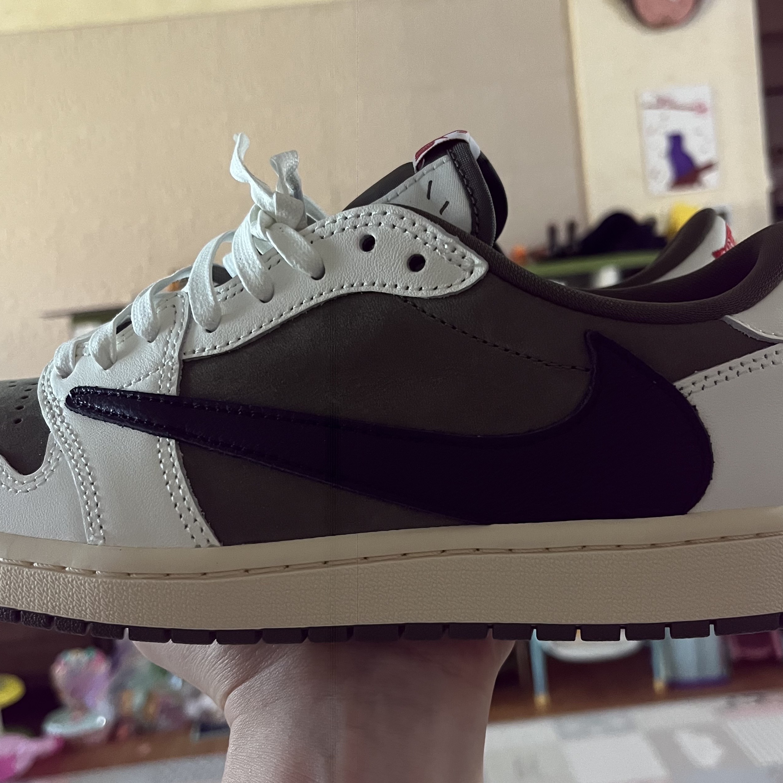 Jordan 1 x Travis Scott Retro Low OG SP Reverse Olive 착용 스타일 - 2