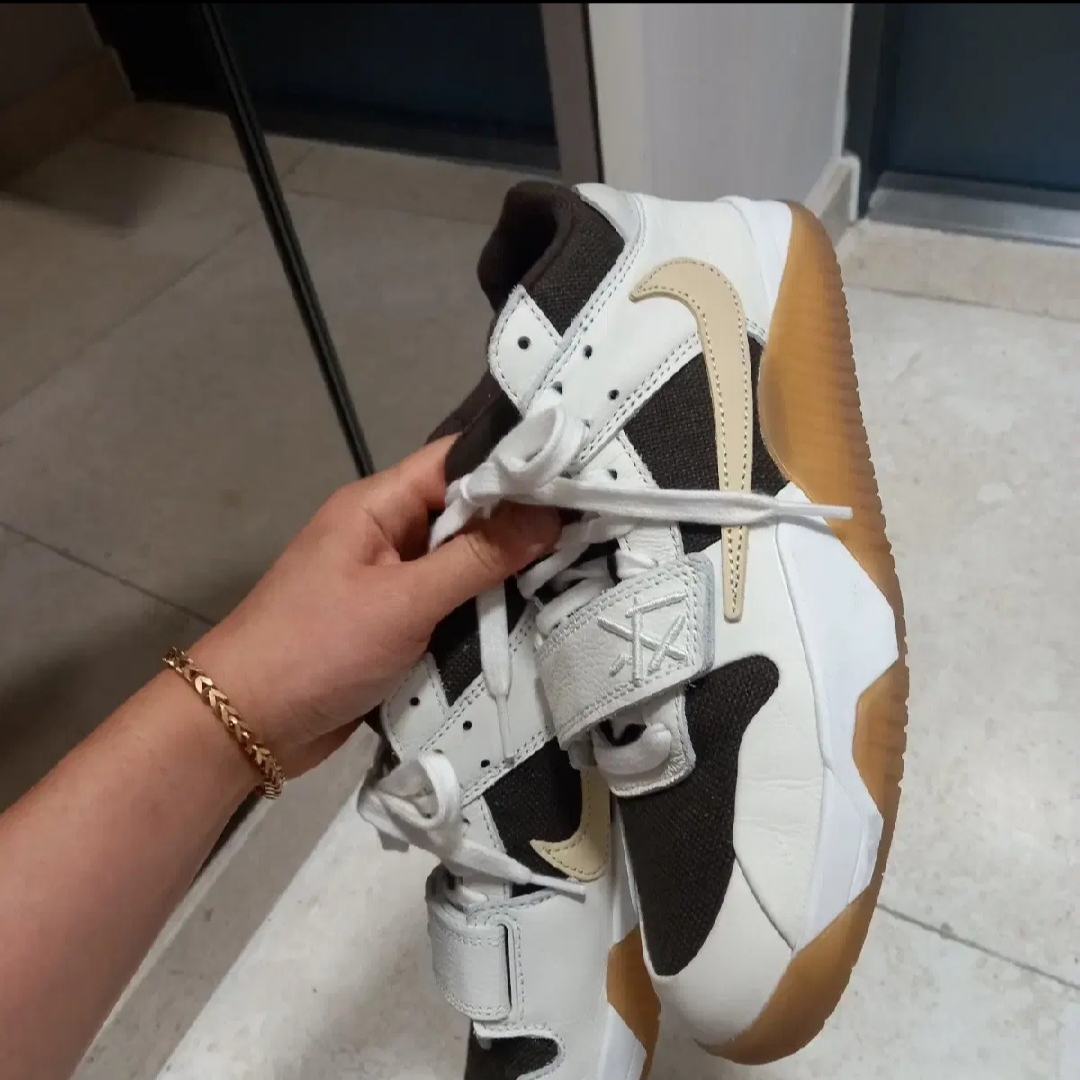 Jordan x Travis Scott Jumpman Jack TR Sail and Dark Mocha 착용 스타일 - 1