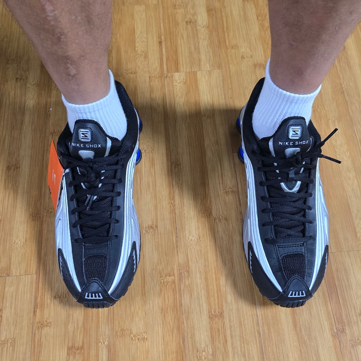 (W) Nike Shox R4 Metallic Silver and Black 착용 스타일 - 1