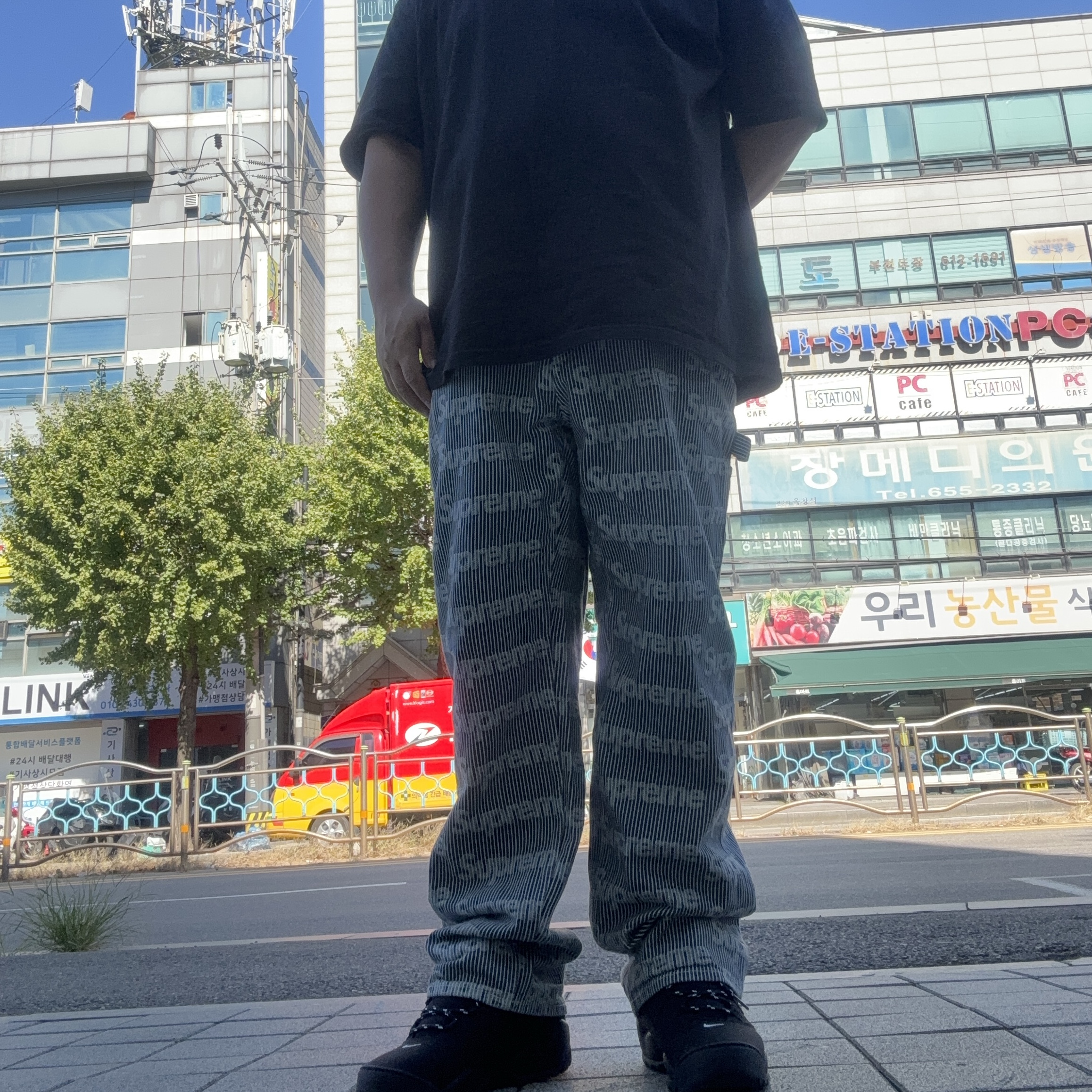 Supreme Denim Painter Pants Stripe - 24SS, Nike x Supreme SB Darwin Low Black 착용 스타일 - 2