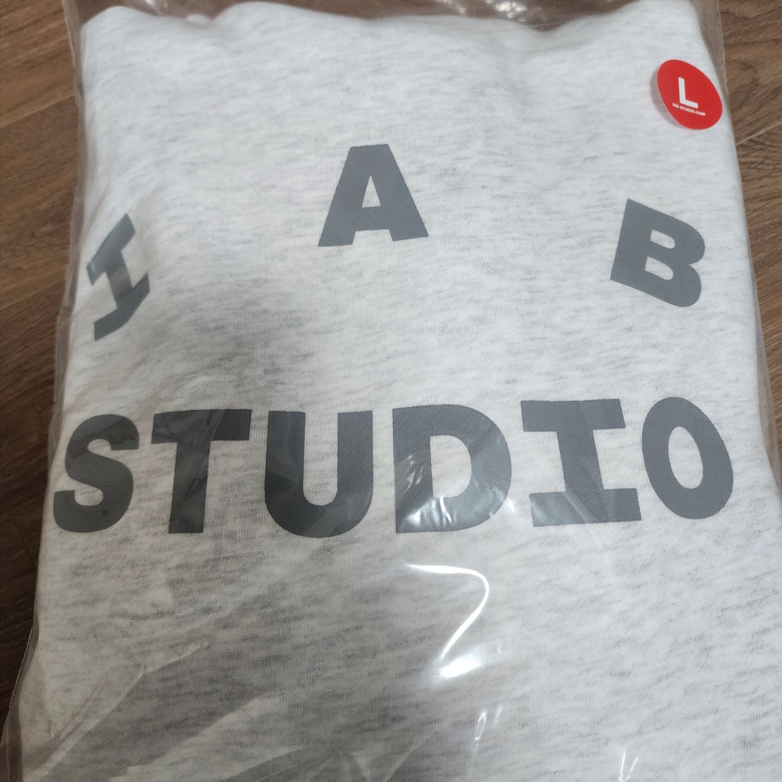 IAB Studio Hoodie Light Gray 착용 스타일