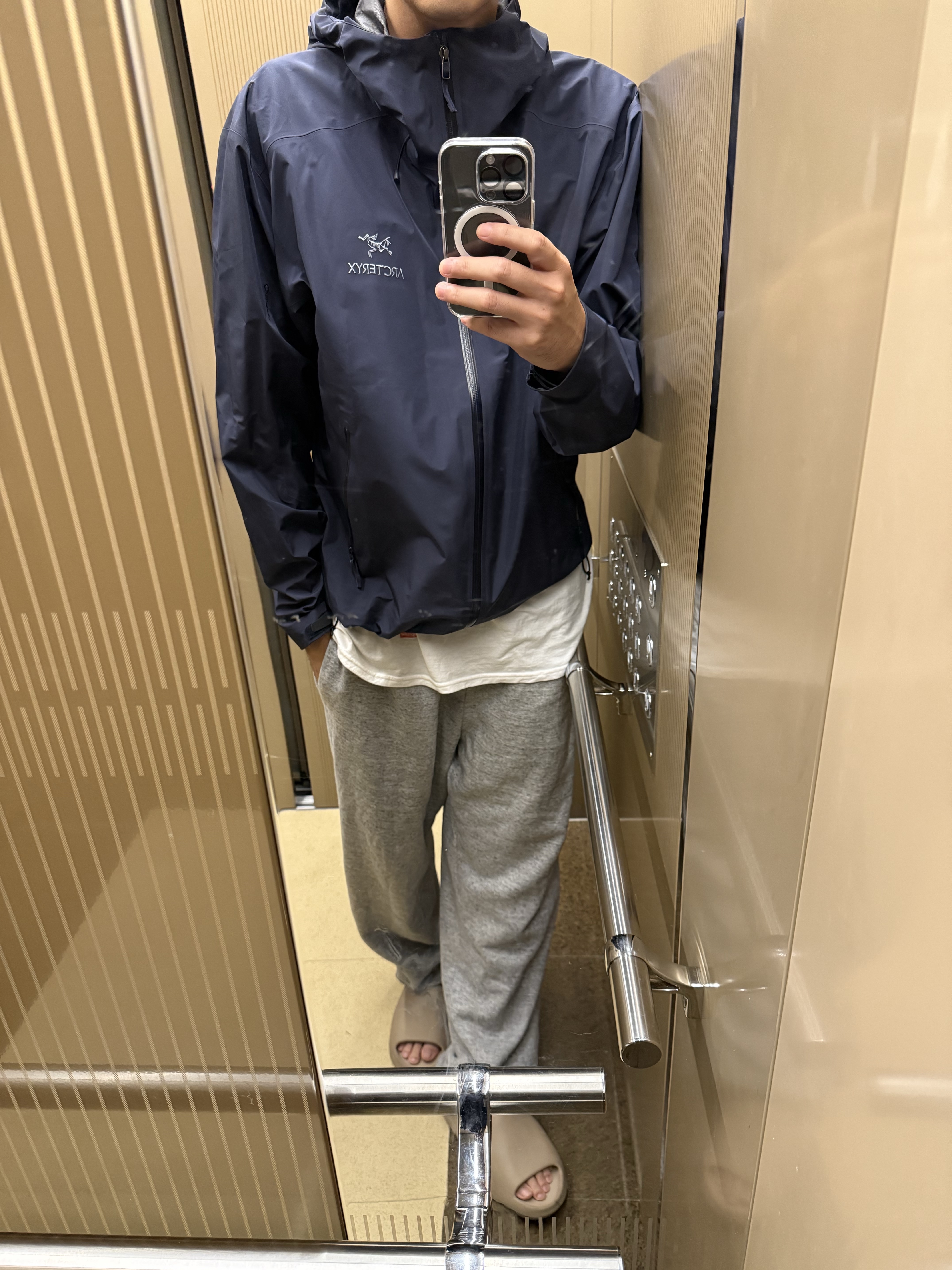 Arc'teryx Beta LT Jacket Black Sapphire, Adidas Yeezy Slide Pure - Re-Release Ver. 착용 스타일