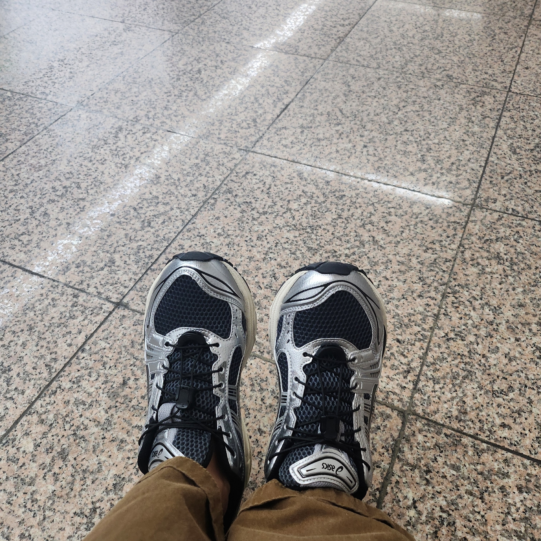 Asics Unlimited Gel-Kayano 14 Carrier Grey Black 착용 스타일