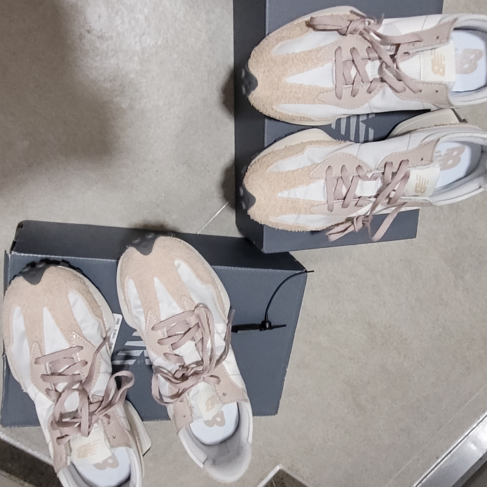 (W) New Balance 327 Grey Beige 착용 스타일