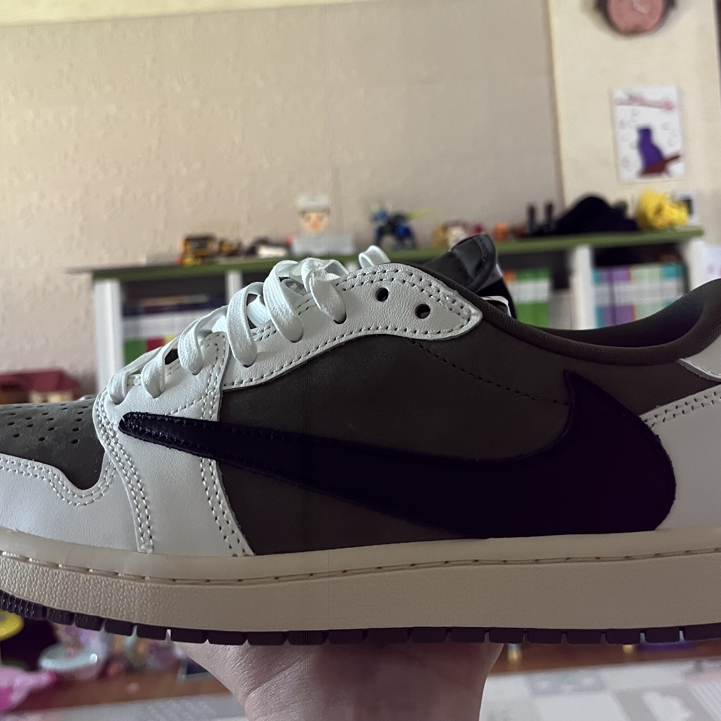 Jordan 1 x Travis Scott Retro Low OG SP Reverse Olive 착용 스타일 - 1