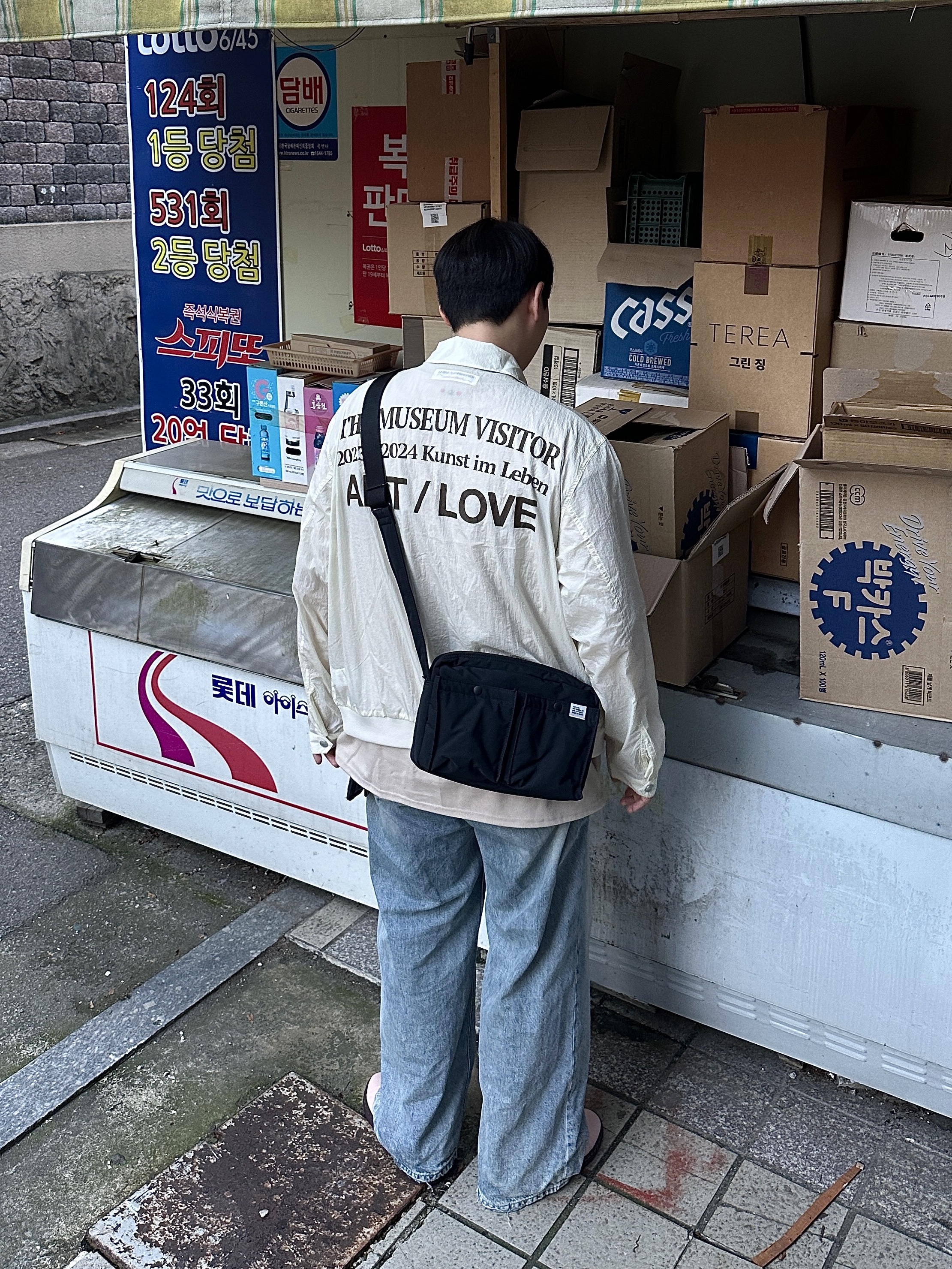 The Museum Visitor 2023 - 2024 Art Love Curved Zipper Windbreaker Ivory, Adidas x Brain Dead Stan Smith Vapour Pink Core Black 착용 스타일 - 1