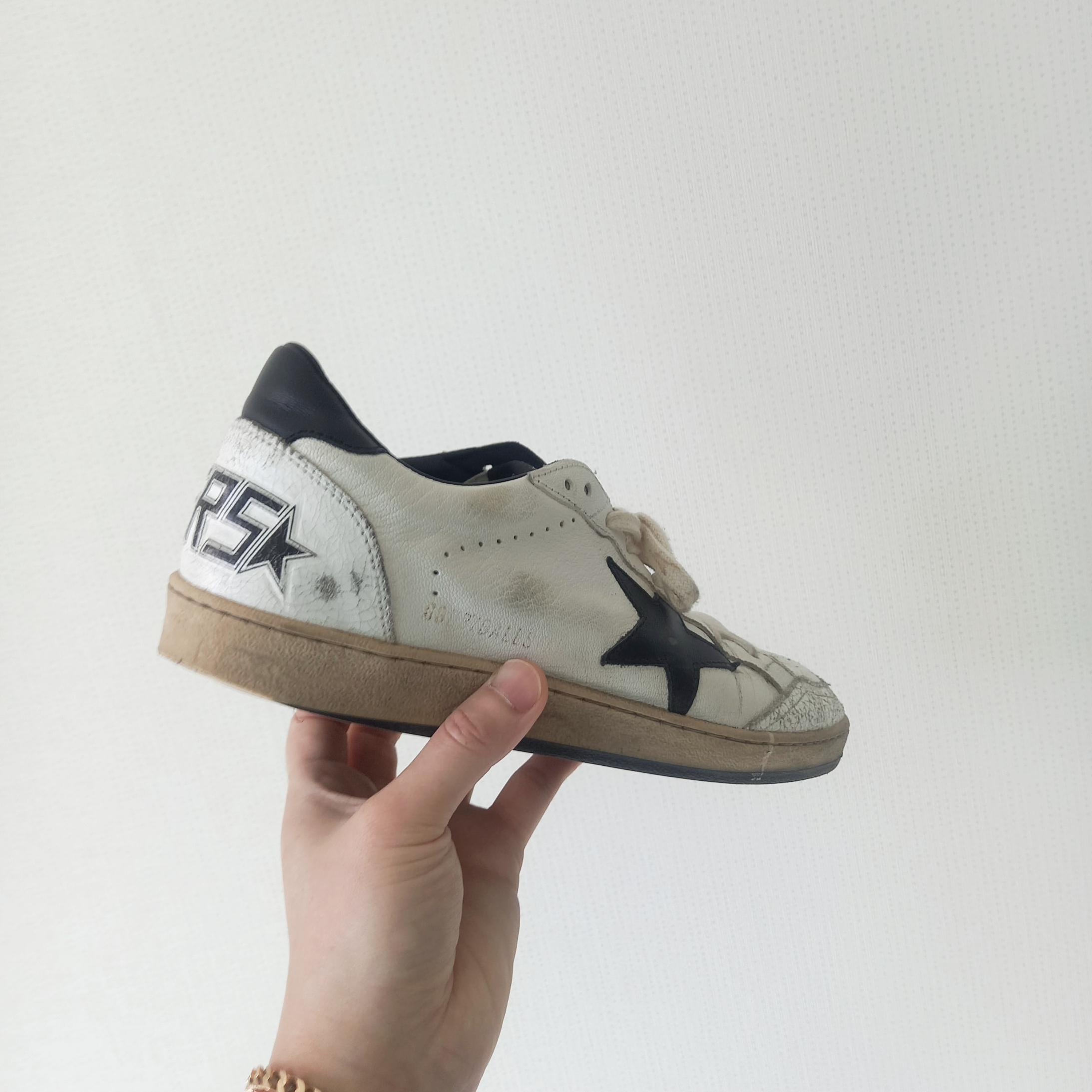 Golden Goose Ball Star White Black Leather Heel Tab Sneakers 착용 스타일 - 3