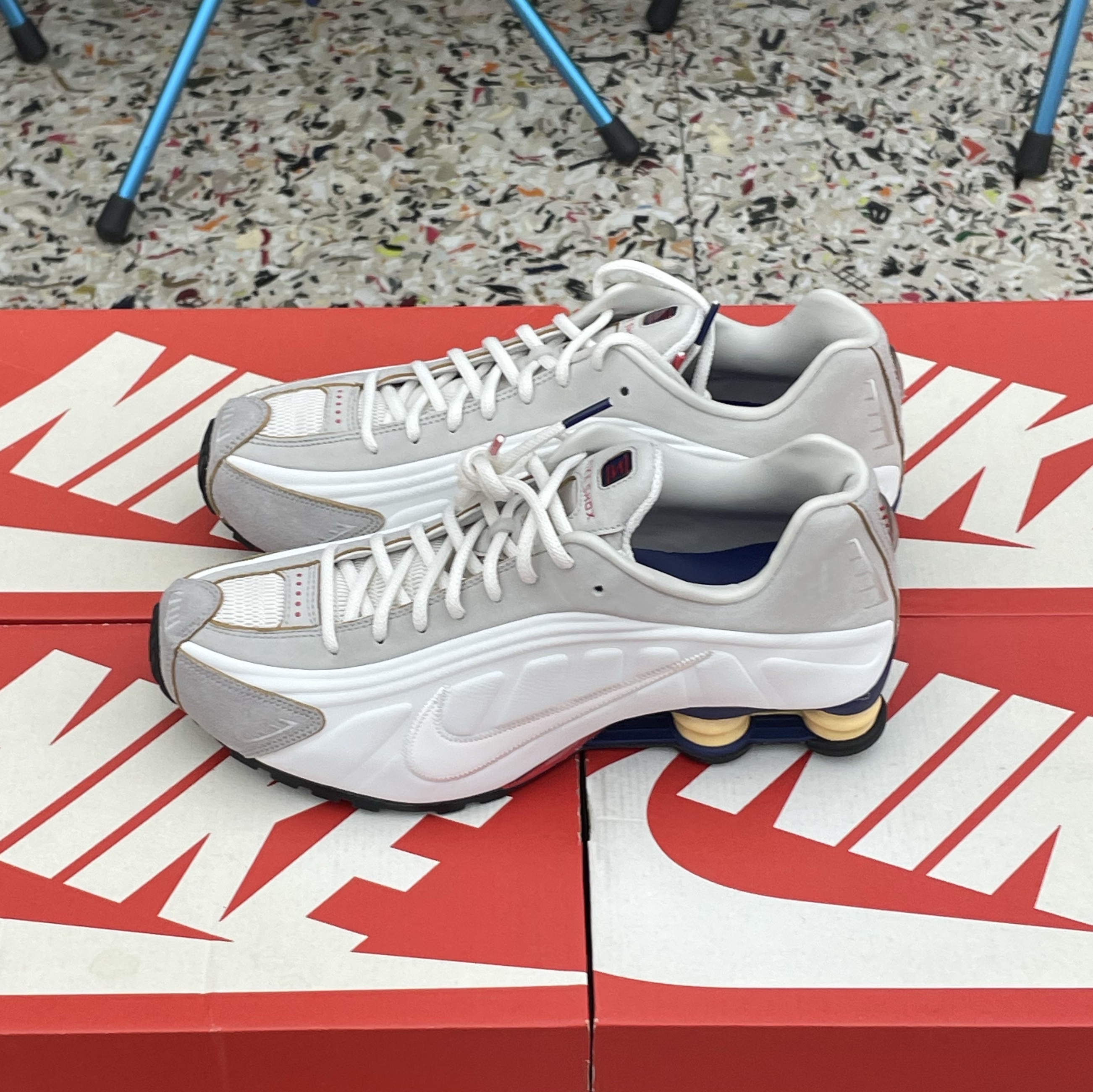 Nike Shox R4 PRM Light Iron Ore and Phantom 착용 스타일