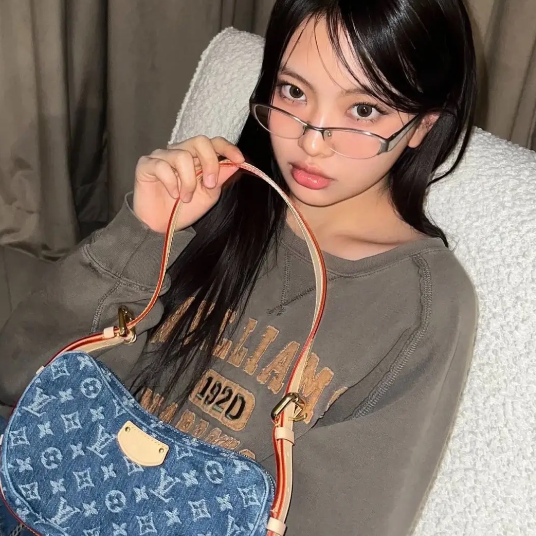 Louis Vuitton Croissant MM Monogram Denim Blue 착용 스타일 - 4