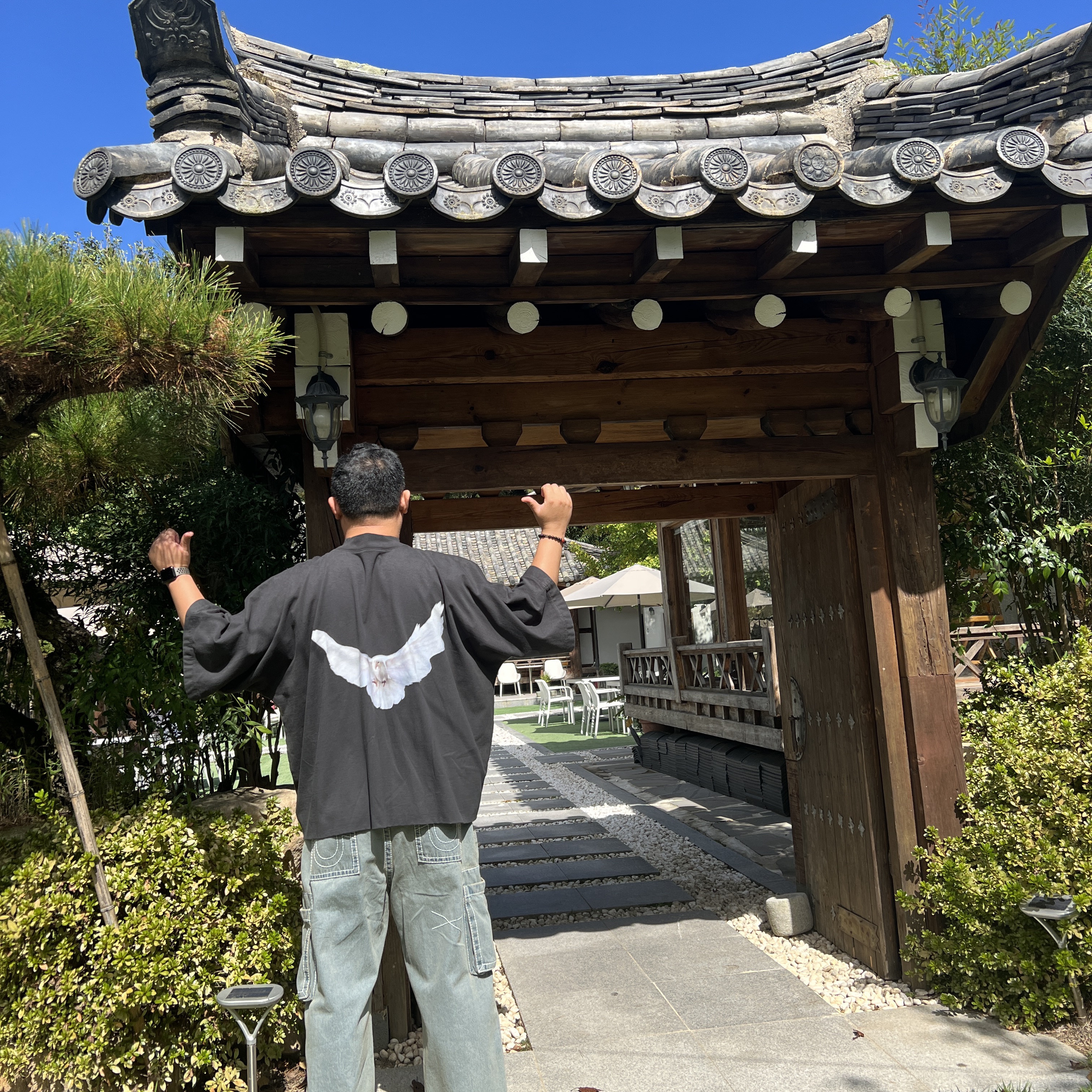 Yeezy Gap Engineered By Balenciaga Dove No Seam T-Shirt Black, True Religion Classic Cargo Pants Light Indigo 착용 스타일