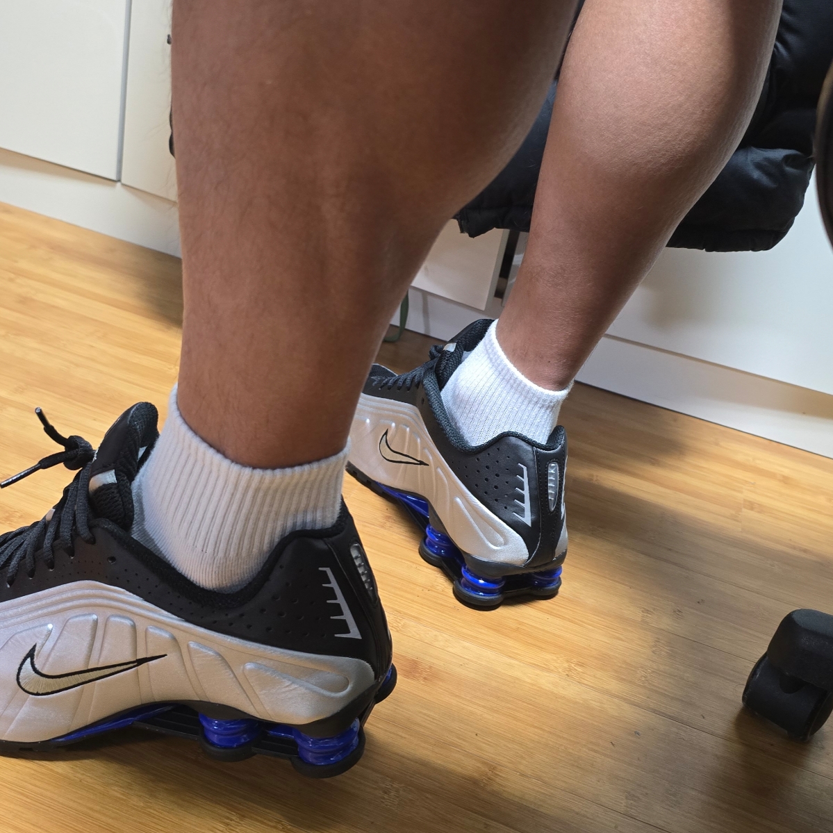 (W) Nike Shox R4 Metallic Silver and Black 착용 스타일 - 3