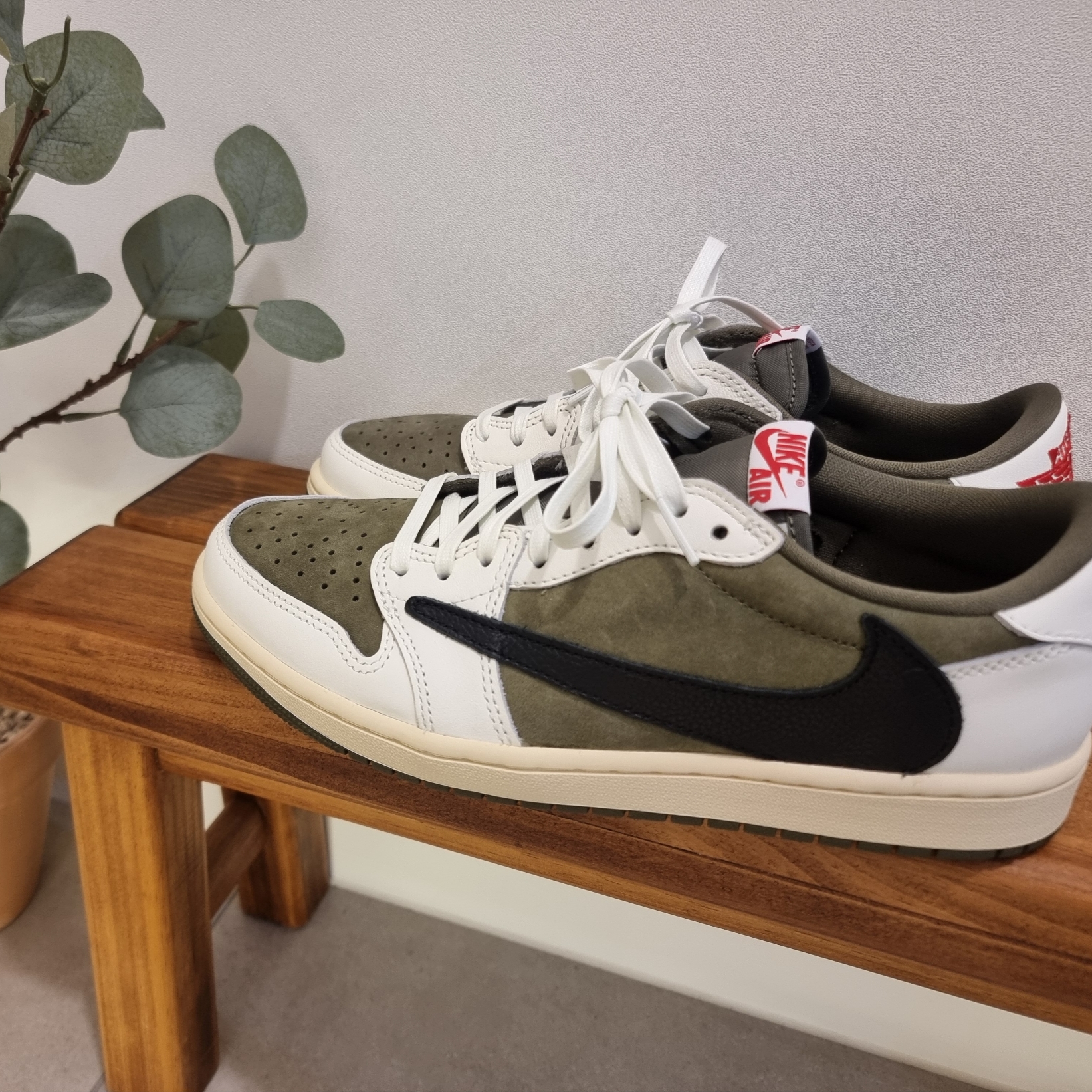 Jordan 1 x Travis Scott Retro Low OG SP Reverse Olive 착용 스타일