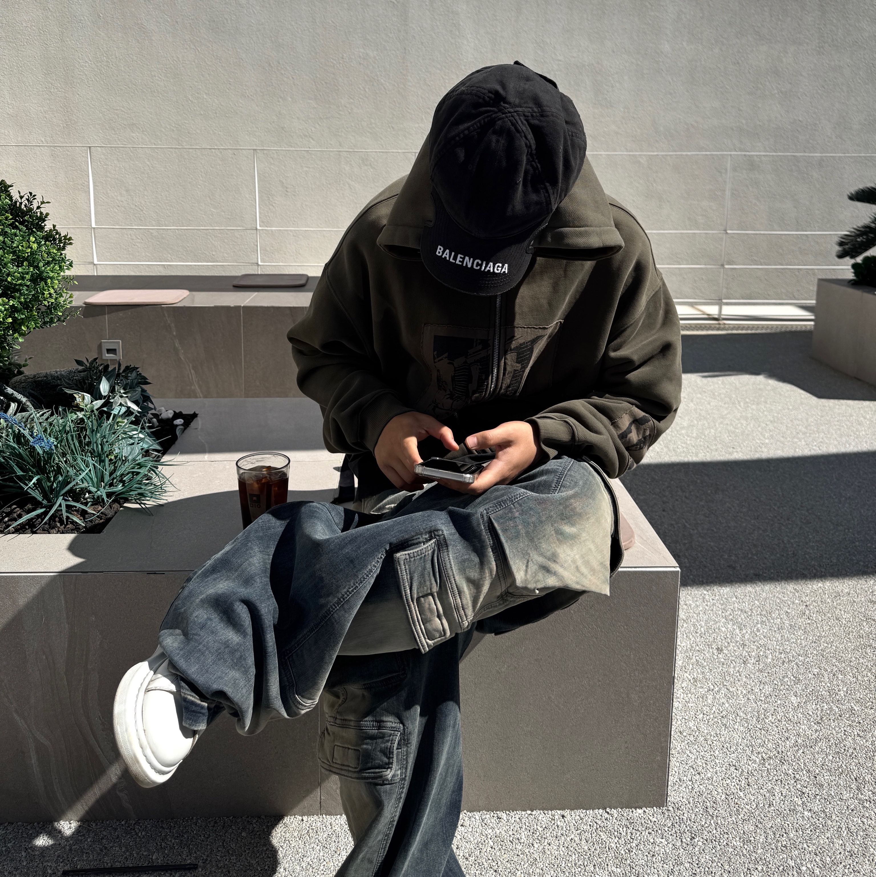 Rick Owens Double Cargo Jumbo Belas Jeans Mineral Pearl Degrade, Balenciaga Cap Black White 착용 스타일