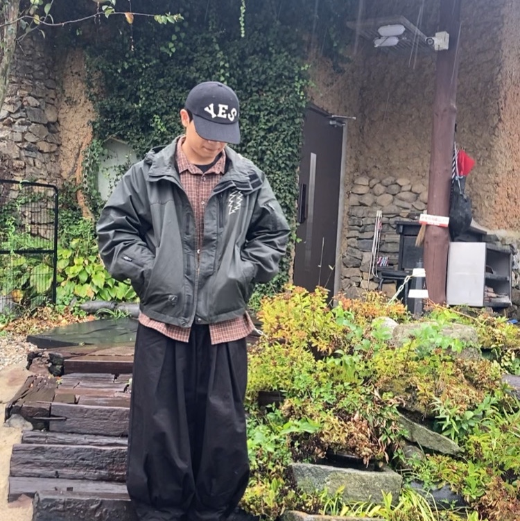 Thisisneverthat x Grateful Dead Lightning Bear Wind Jacket Off Black 착용 스타일