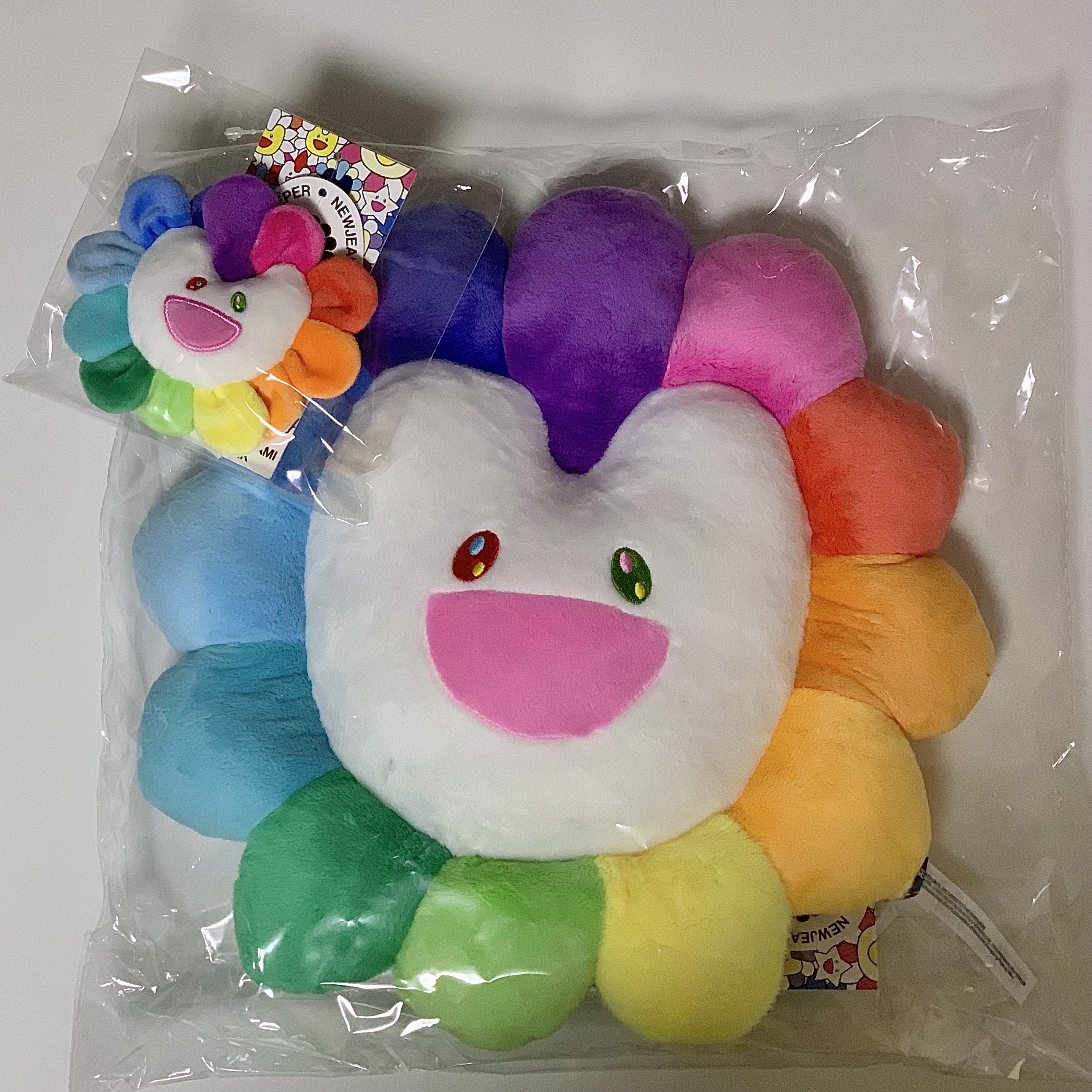 NewJeans x Murakami Cushion 30cm, NewJeans x Murakami Plush Keyring Flower 착용 스타일