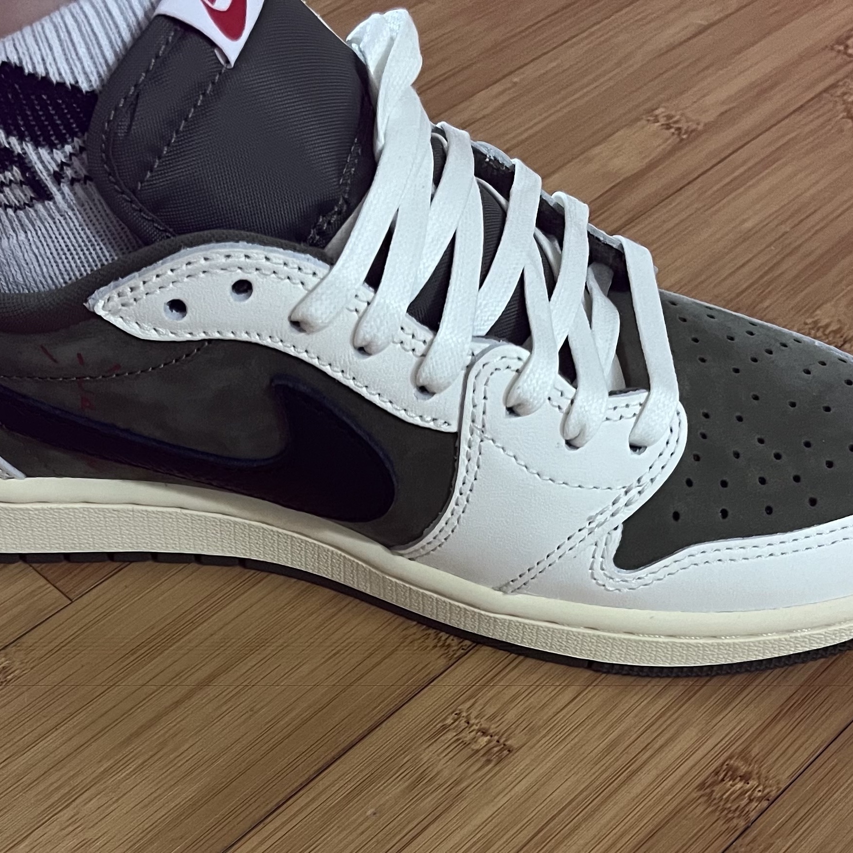 Jordan 1 x Travis Scott Retro Low OG SP Reverse Olive 착용 스타일 - 3