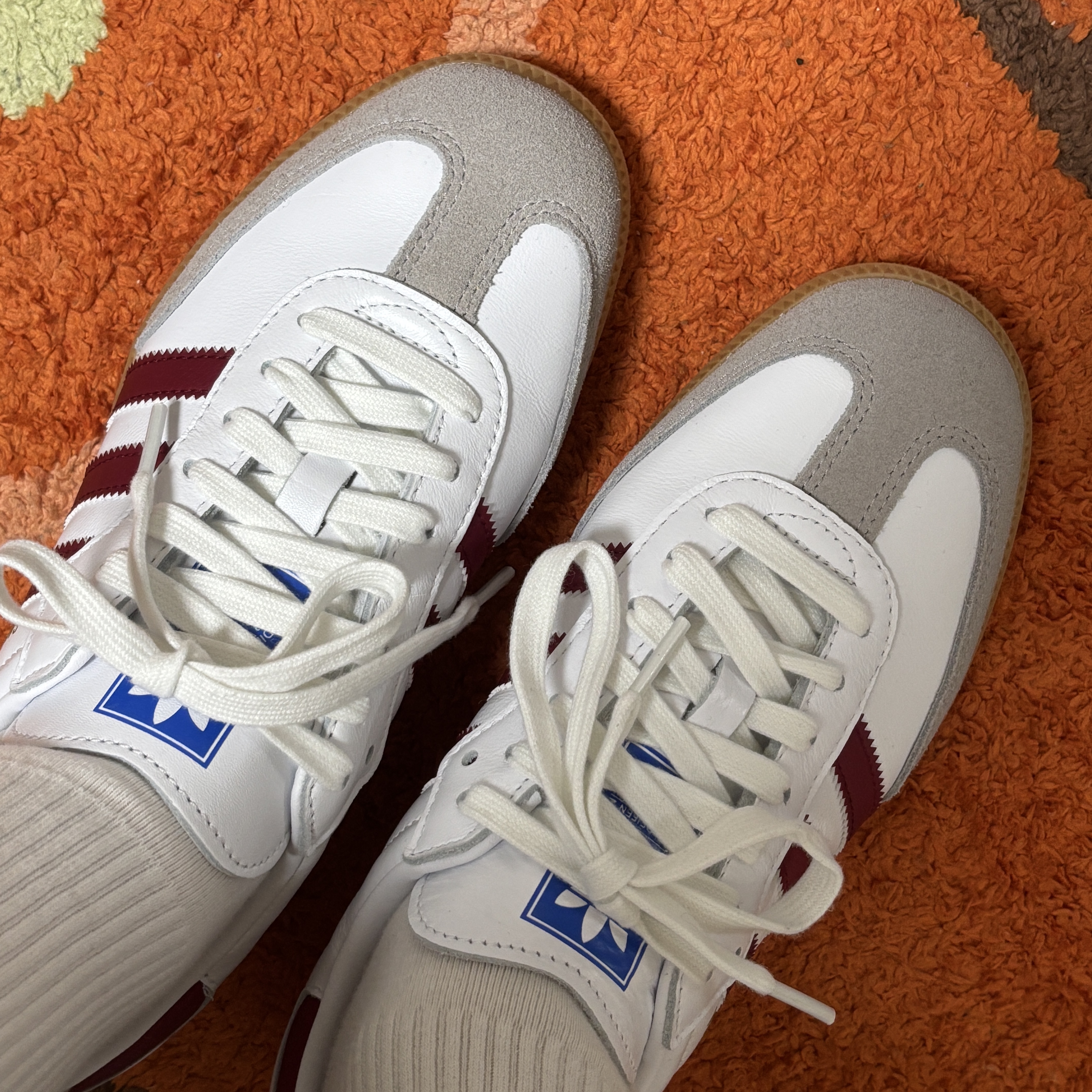 Adidas Samba OG Cloud White Collegiate Burgundy 착용 스타일