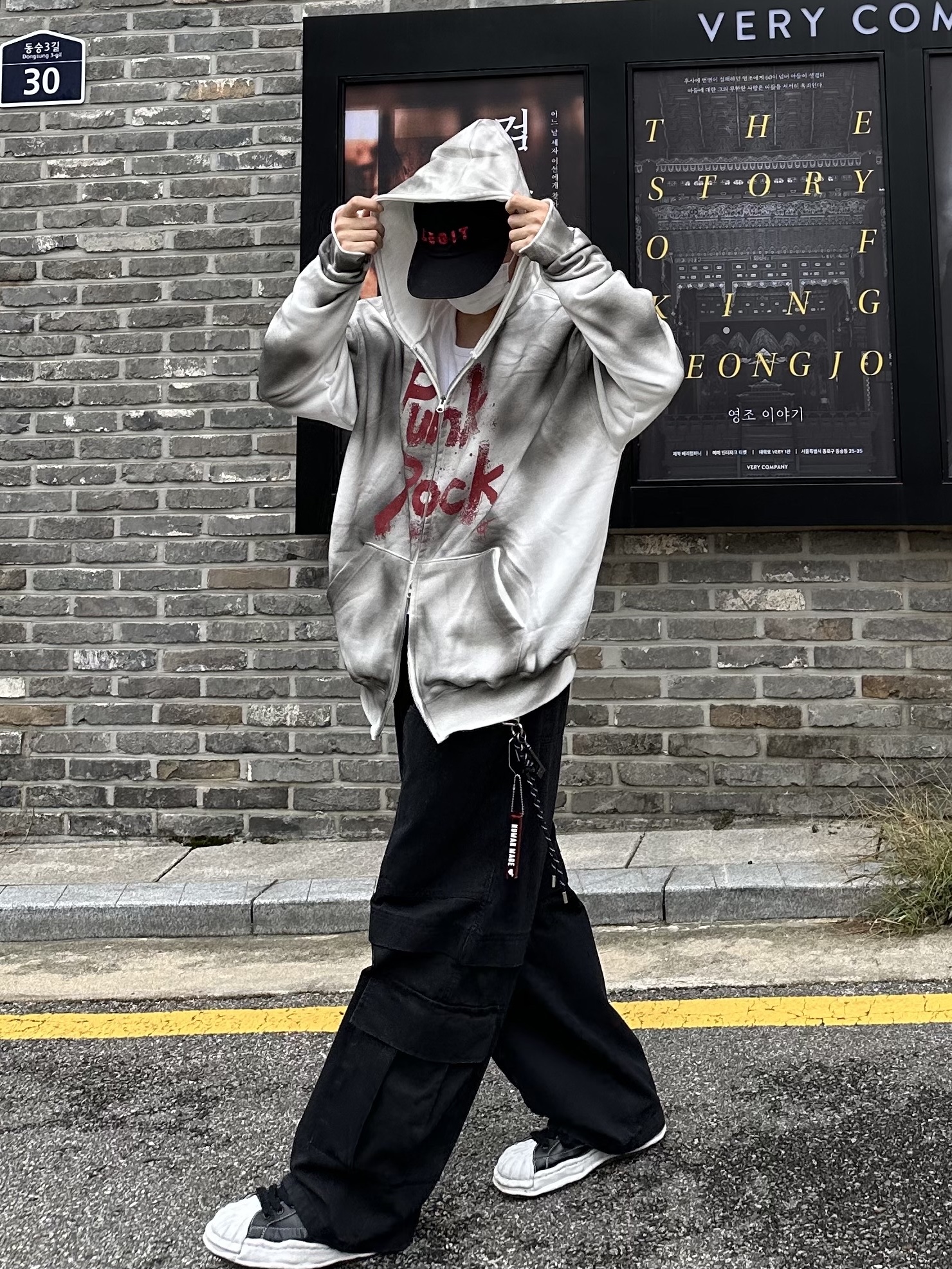 Maison Mihara Yasuhiro Blakey OG Sole Canvas Low-top Sneakers Black White, Maison Mihara Yasuhiro Blakey OG Sole Leather Low-top Sneakers Black 착용 스타일 - 1