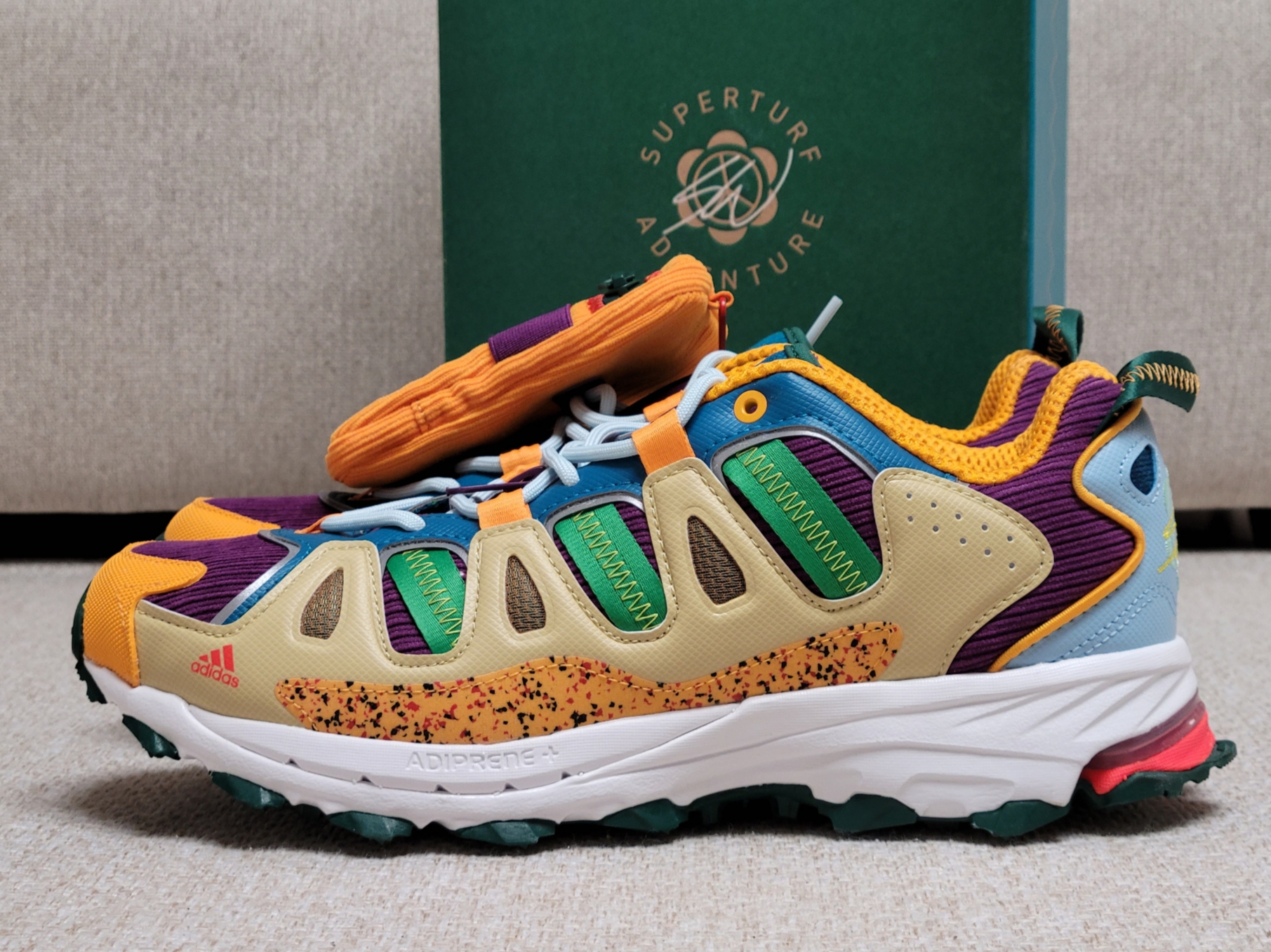 Adidas x Sean Wotherspoon Superturf Adventure Jiminy Cricket 착용 스타일 - 1