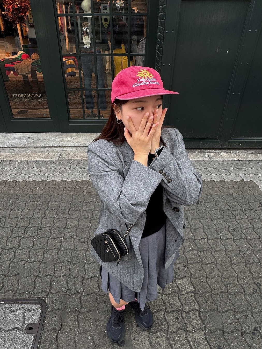 HS x Hank Relaxed Fit Cap Red 착용 스타일