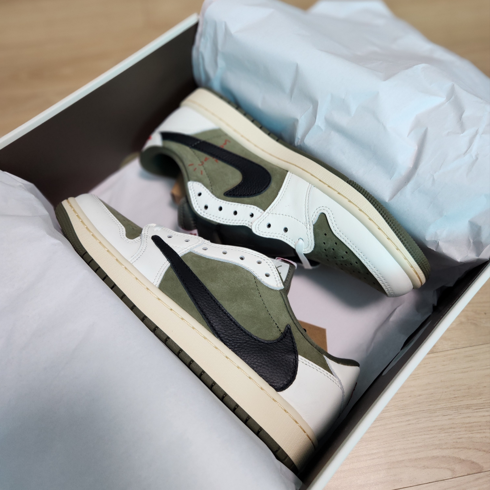 Jordan 1 x Travis Scott Retro Low OG SP Reverse Olive 착용 스타일